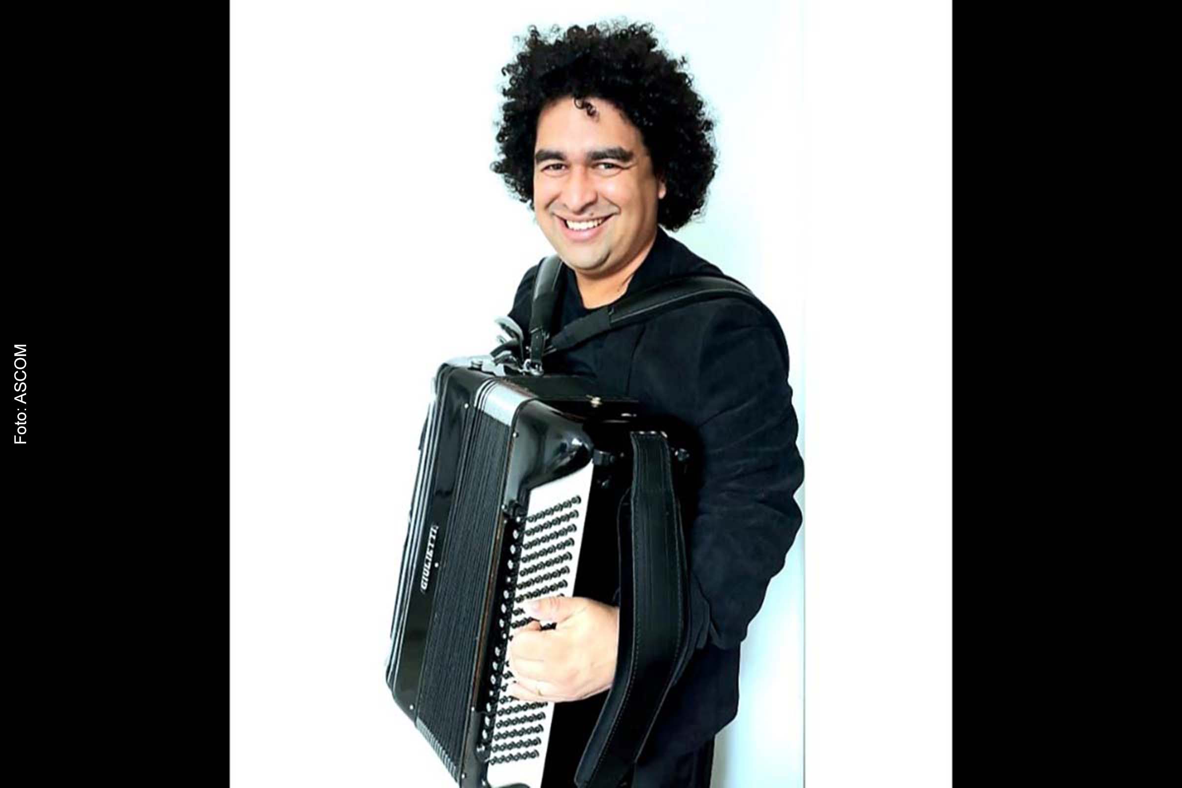 Palco montado no centro do Largo recebe Gel Barbosa, um dos melhores sanfoneiros do Brasil.