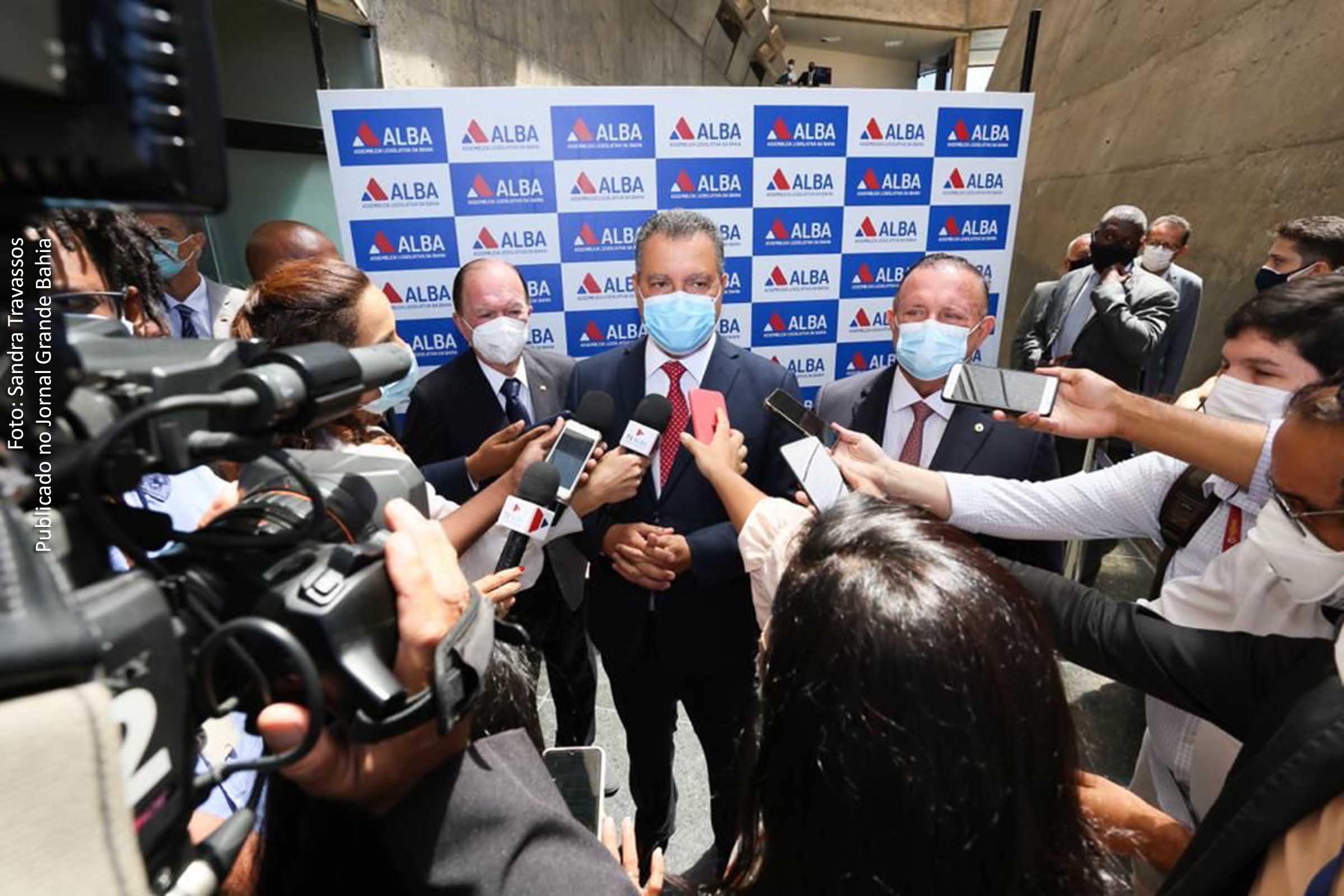 Governador Rui Costa concede entrevista durante encontro na ALBA.