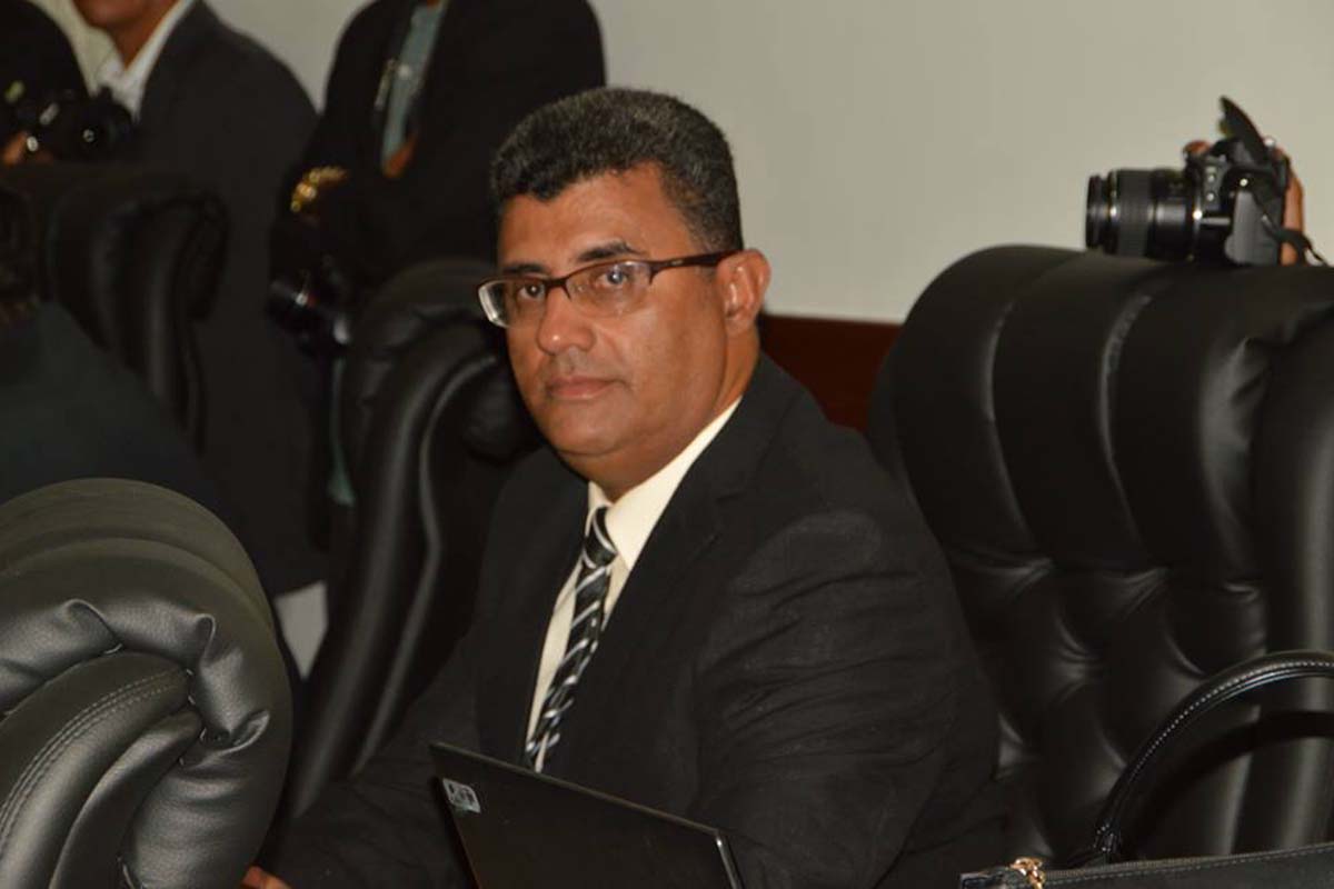 Em data aniversaria e bastante cumprimentado, o vereador Lulinha Augusto de Jesus.