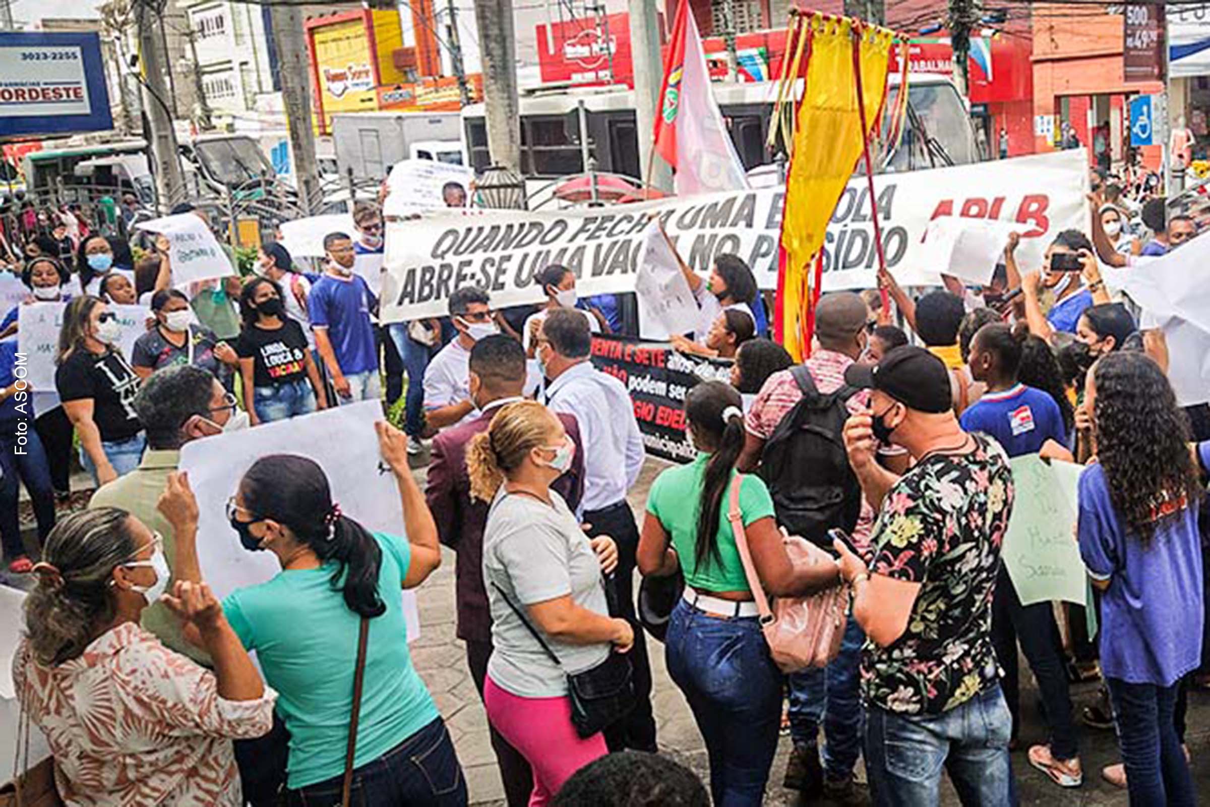 Estiveram presentes estudantes, professores e funcionários dos colégios citados, a APLB – Sindicato e população em geral.