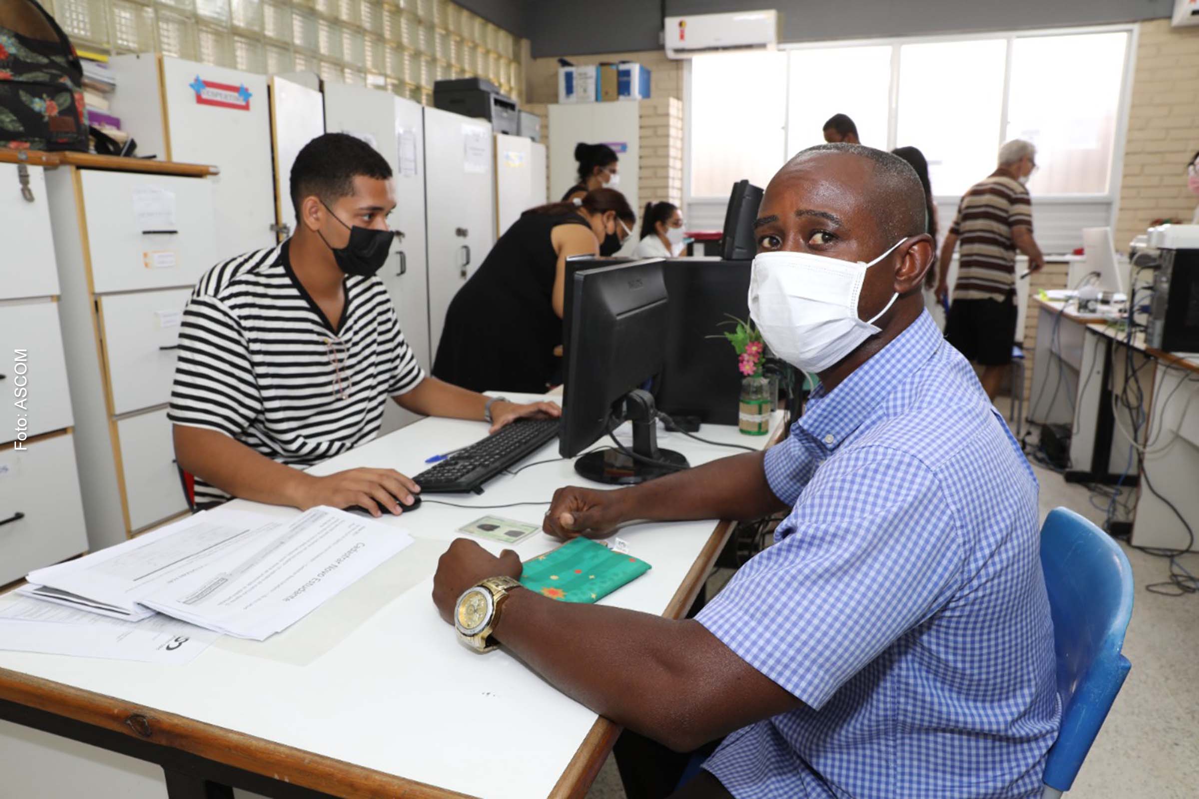 Para realizar o procedimento de matrícula, o estudante maior de 16 anos de idade ou o responsável legal deve se dirigir à escola na qual deseja estudar.