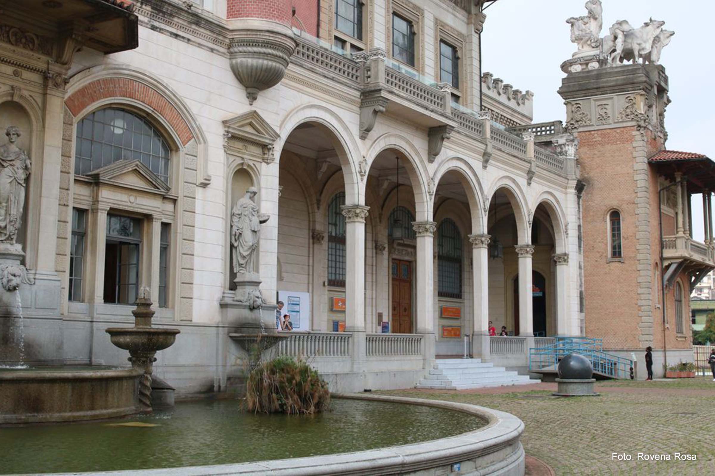 São 220 metros quadrados de área expositiva, com holografias das esculturas, ferramentas e desenhos do artista.