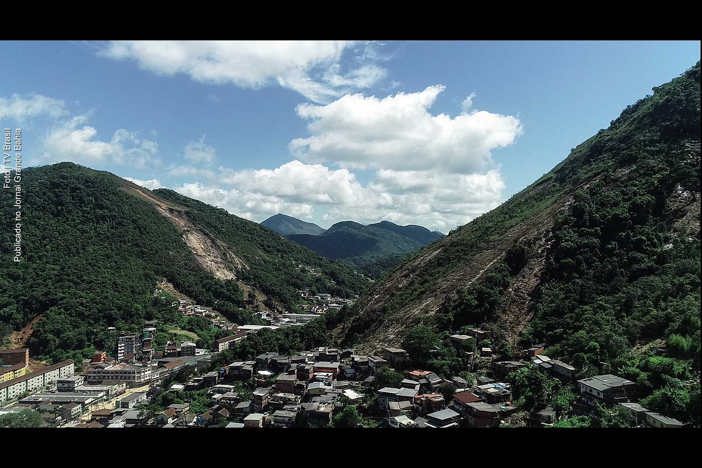 Na imagem panorâmica, os efeitos da enxurrada nos morros no entorno de Petrópolis, após as chuvas de terça-feira (15/02/2022).