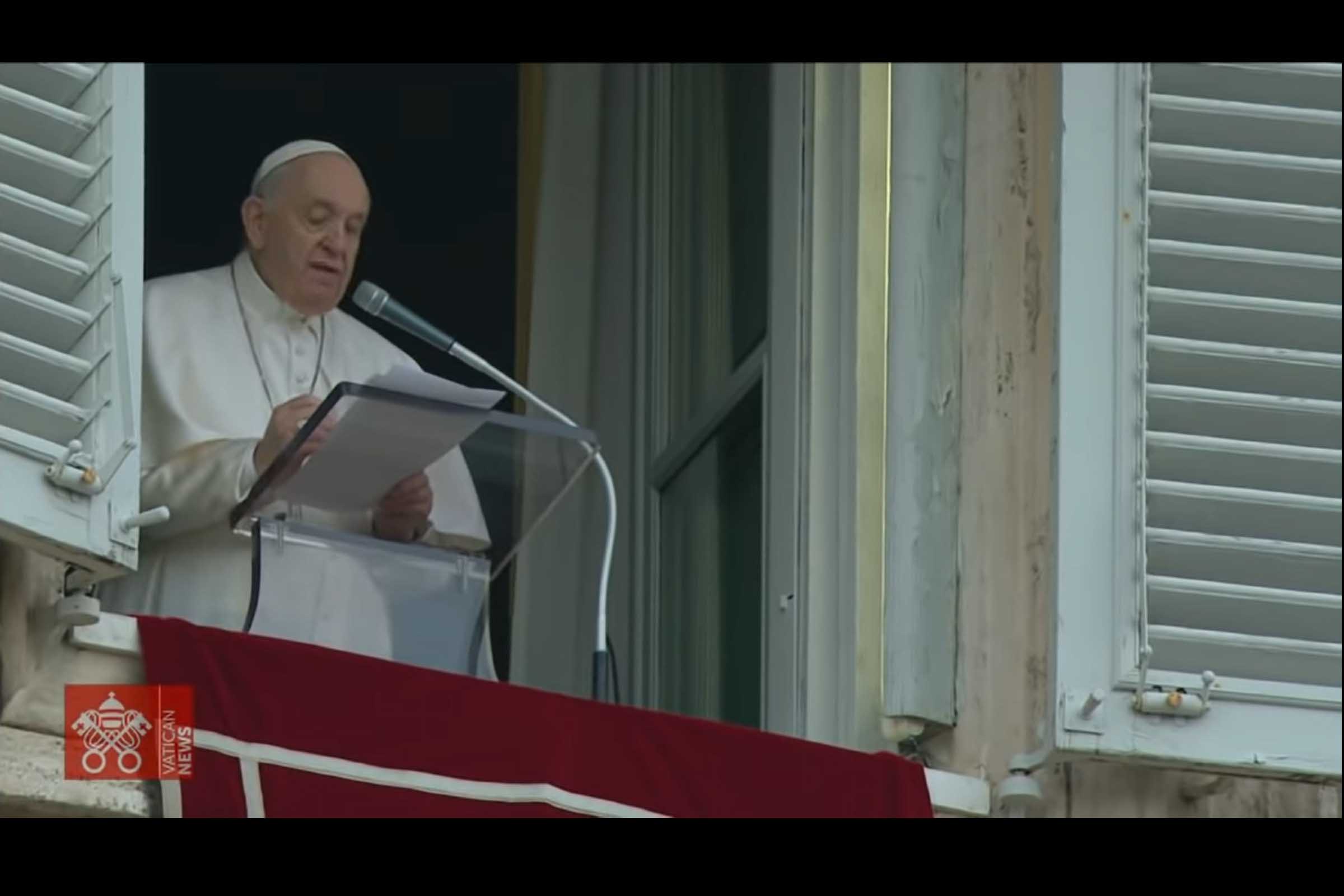 “Como é triste quando pessoas e povos orgulhosos de serem cristãos veem os outros como inimigos e pensam em fazer guerra entre si! Rezar pelos nossos inimigos é o primeiro passo para transformar o mal em bem". Palavras do Papa Francisco no Angelus deste domingo (20/02/2022).