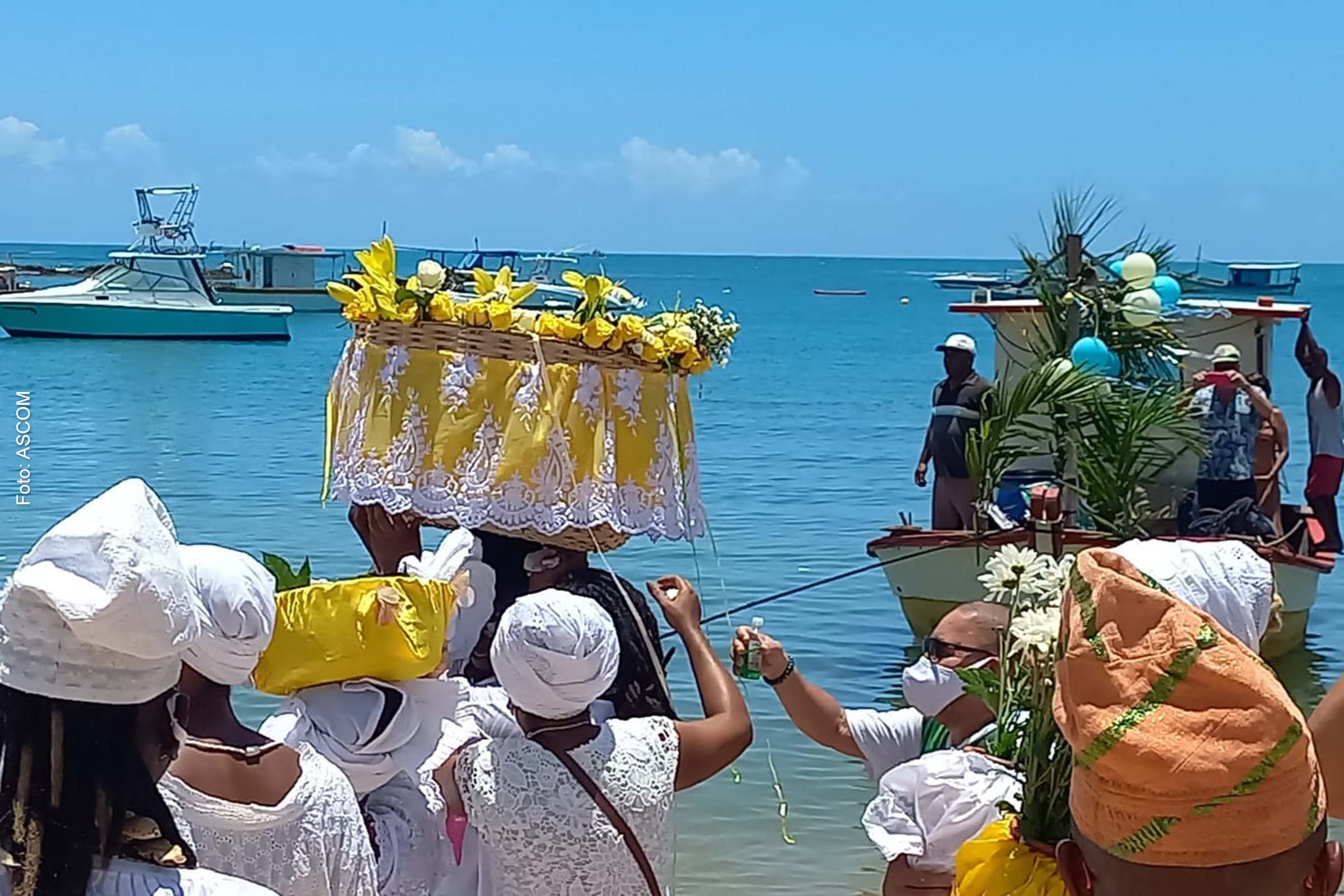 homenagens à Yemanja, realizadas pelos terreiros de candomblé Aganju, da Praia do Forte, e Unzó Mim-Kizangira, da comunidade do Açuzinho.