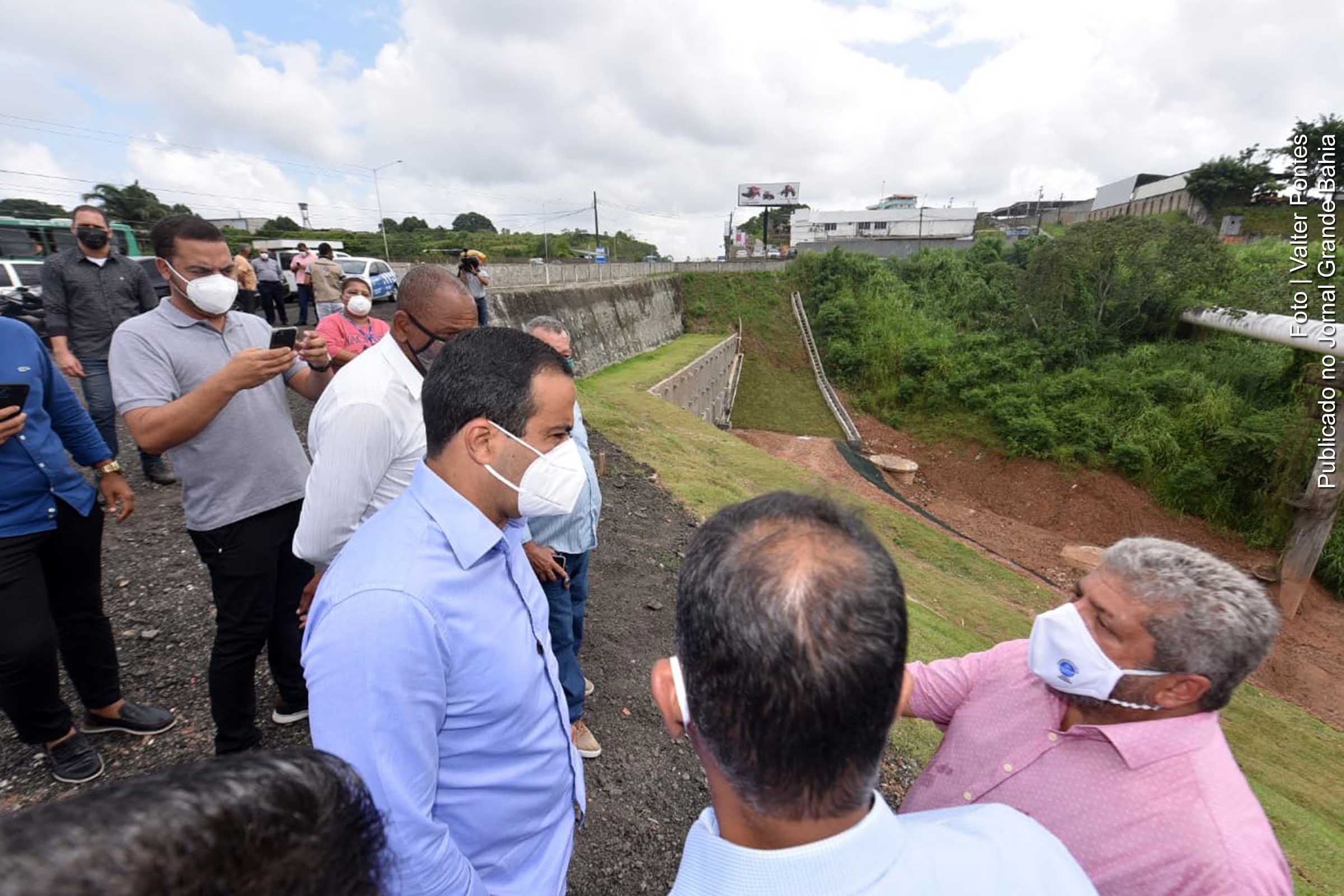 Prefeito Bruno Reis inspeciona áreas de Salvador com potencial de proliferação de insetos.