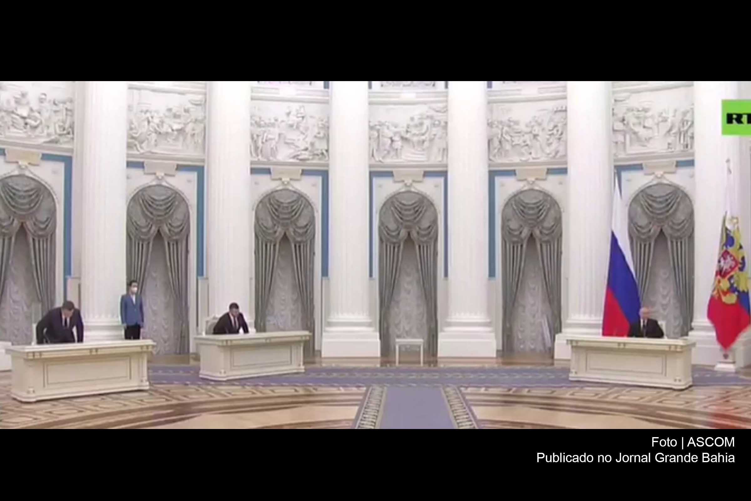 Presidente Vladimir Putin assina lei para reconhecer a independência das Repúblicas Populares de Donetsk e Lugansk junto aos líderes das repúblicas.