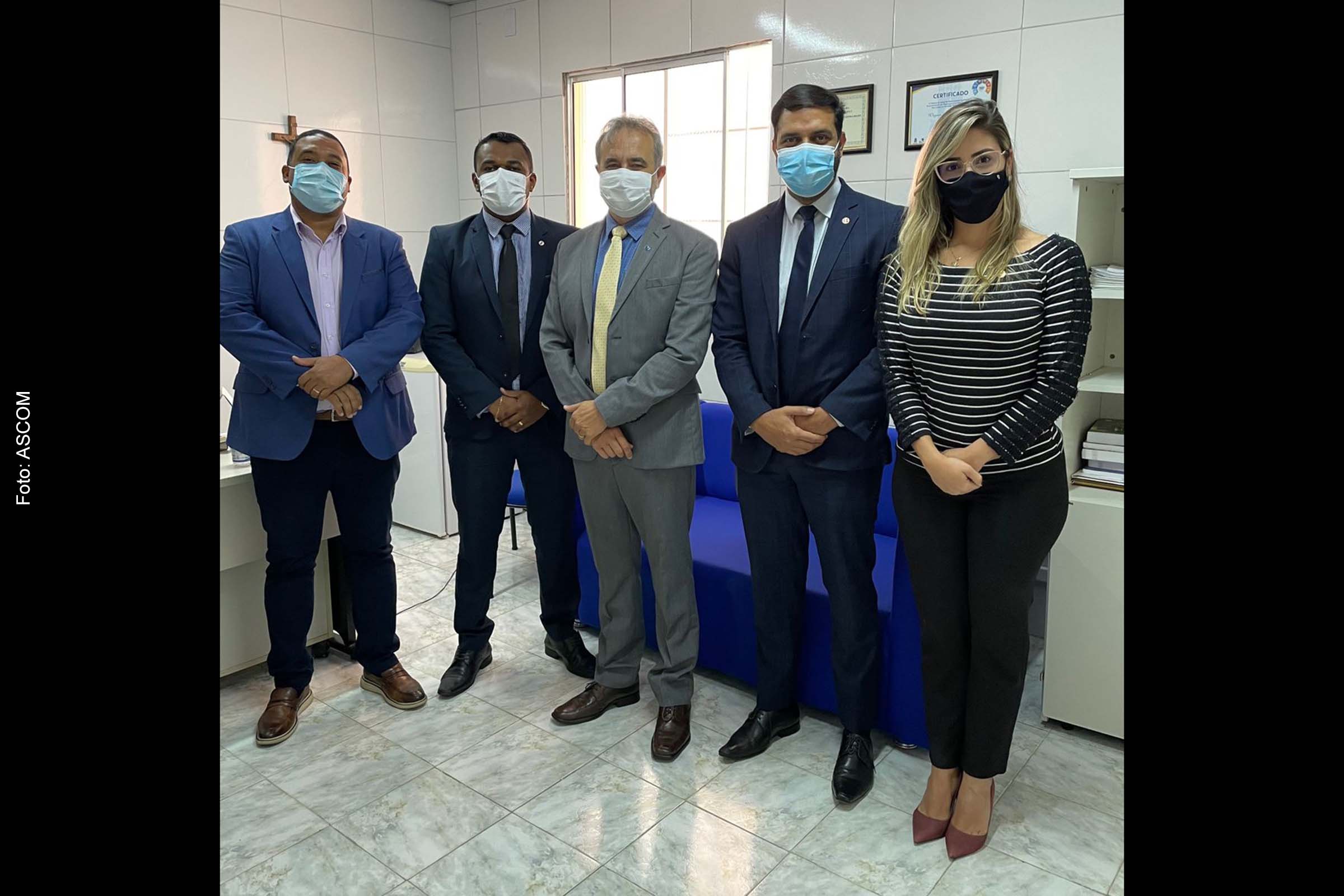 Presidente da OAB Feira de Santana, Raphael Pitombo, e a vice-presidente Lorena Peixoto, com advogados locais.