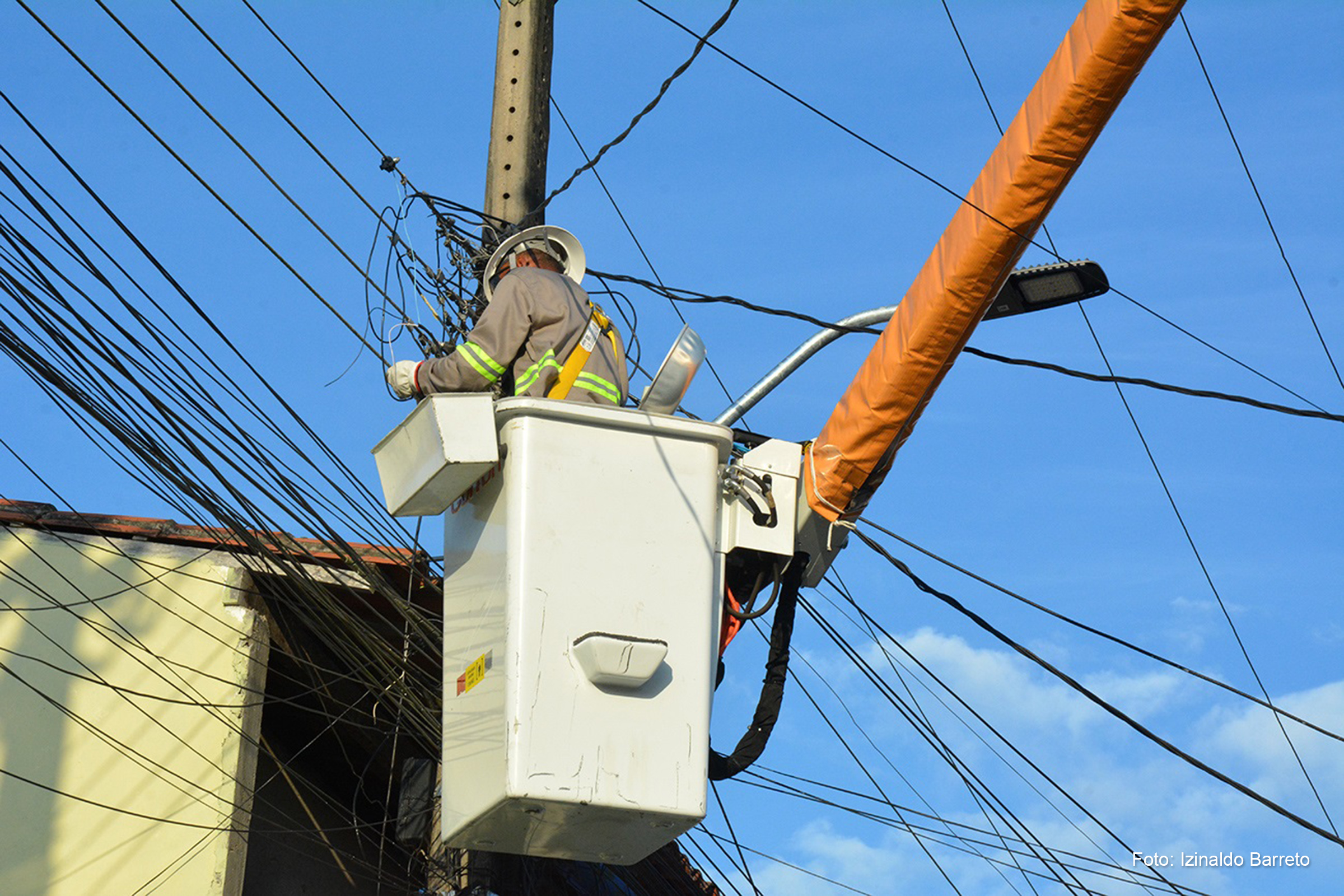 Modernas luminárias LED já estão sendo instaladas no Tomba desde quinta-feira (24/02/2022).