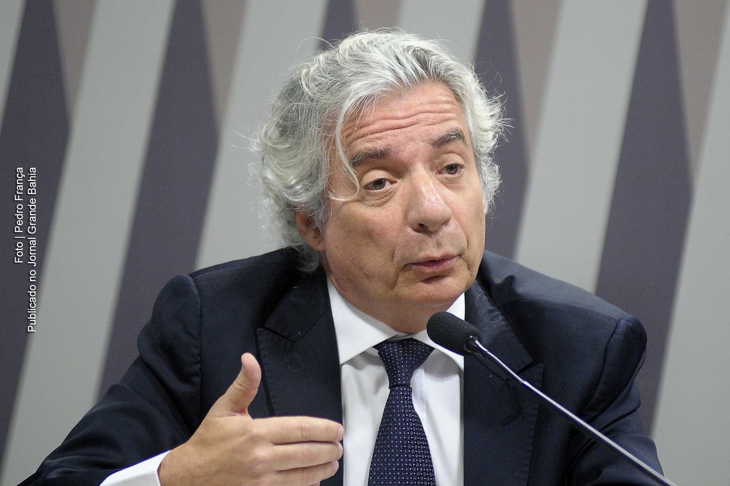 Adriano Pires é doutor em Economia Industrial pela Universidade Paris 8 (1987), mestre em planejamento energético pela Coppe/UFRJ (1983) e economista formado pela Universidade Federal do Rio de Janeiro (1980), Pires tem 64 anos atua há mais de 30 na área de energia.