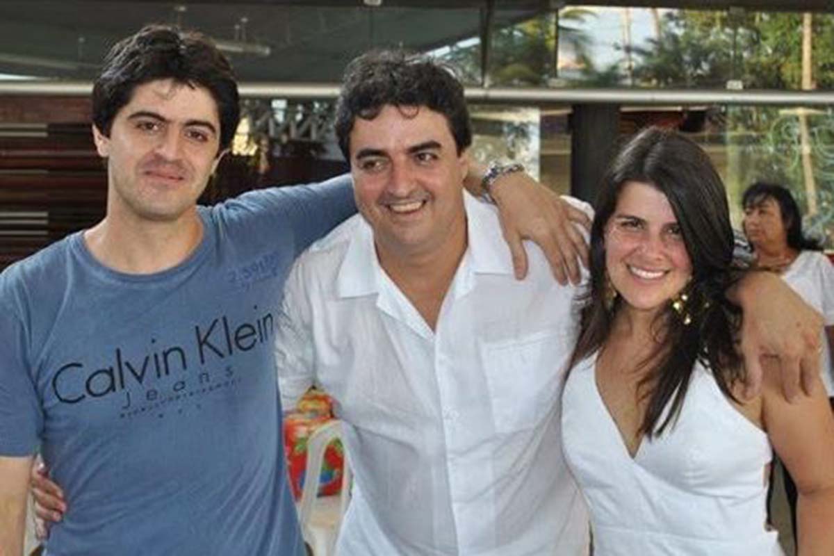 Aniversariou o jovem Alexandre Freire, que tem sido muito cumprimentado e ladeado pelos irmãos Romulo e Viviane.