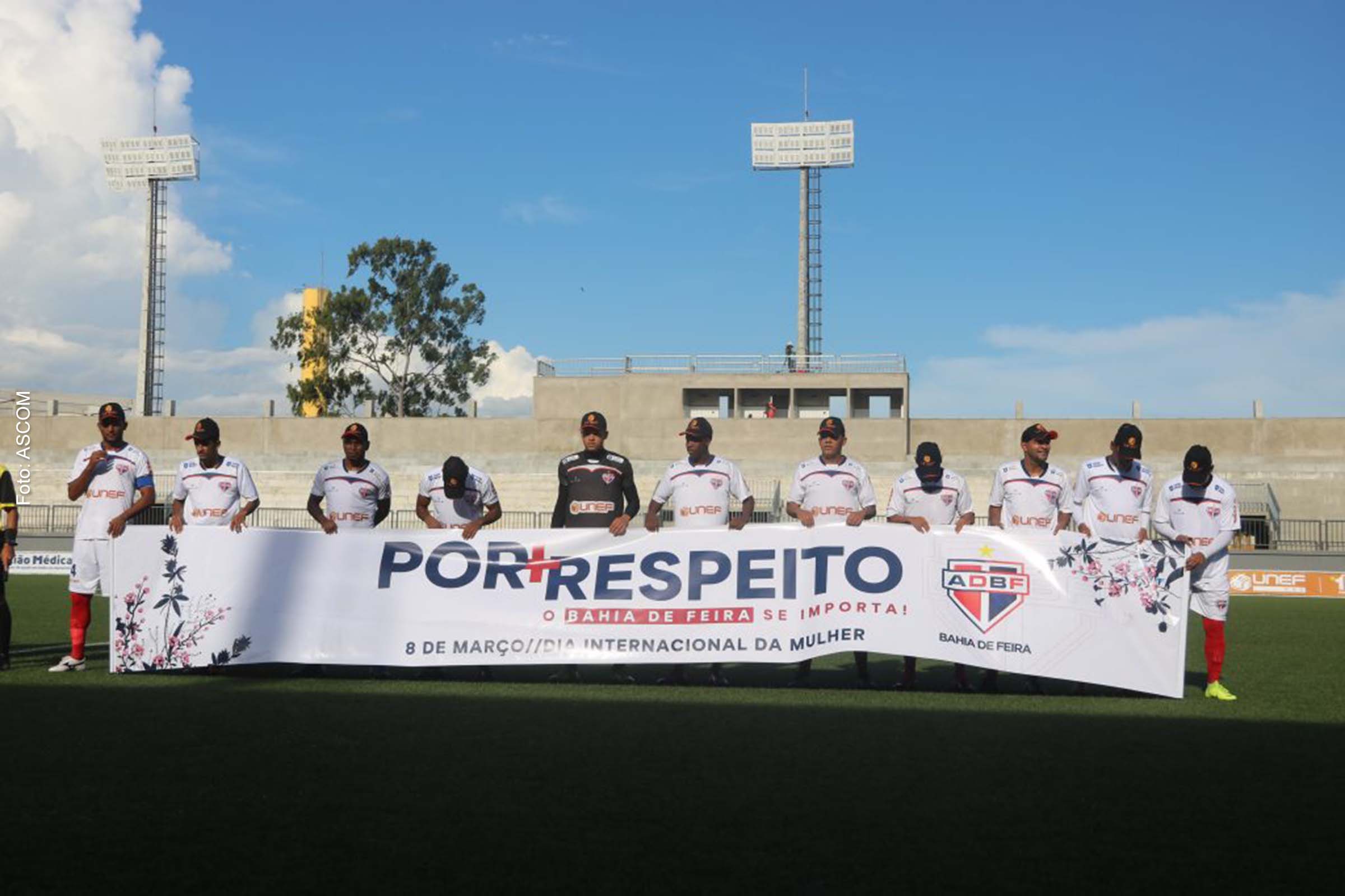 Bahia de Feira com cartaz em homenagem ao Dia Internacional da Mulher.