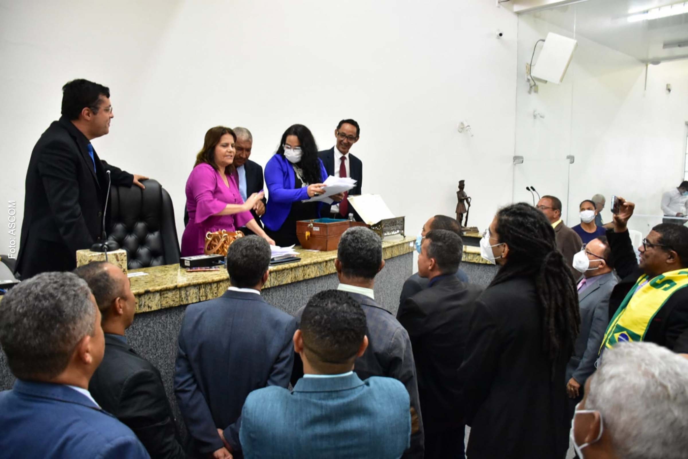 Casa Legislativa derrubou os vetos específicos e os não destacados do prefeito.