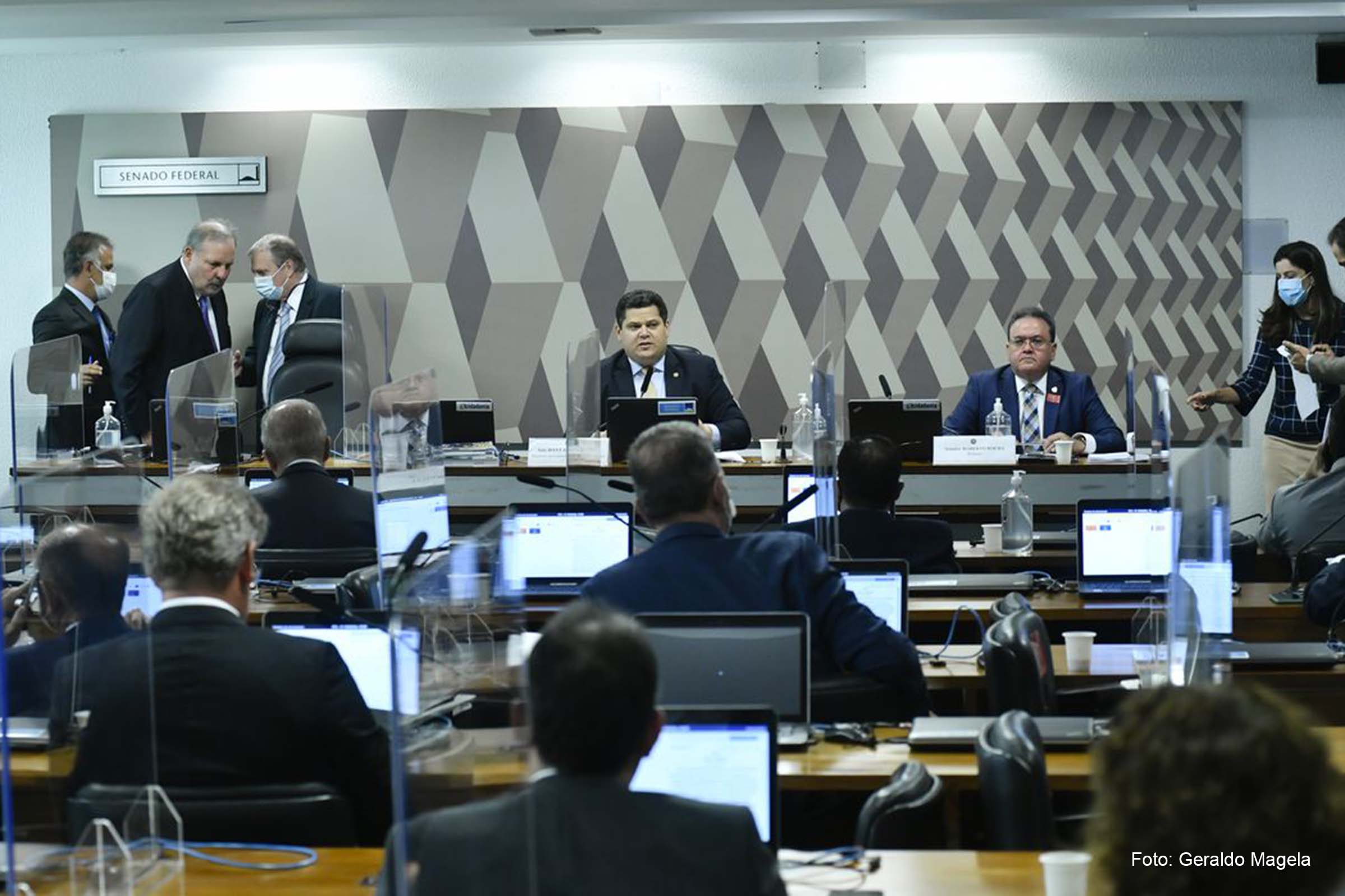 Texto do senador Davi Alcolumbre (DEM-AP) e outros 65 senadores, voltará como primeiro item da próxima reunião do colegiado.