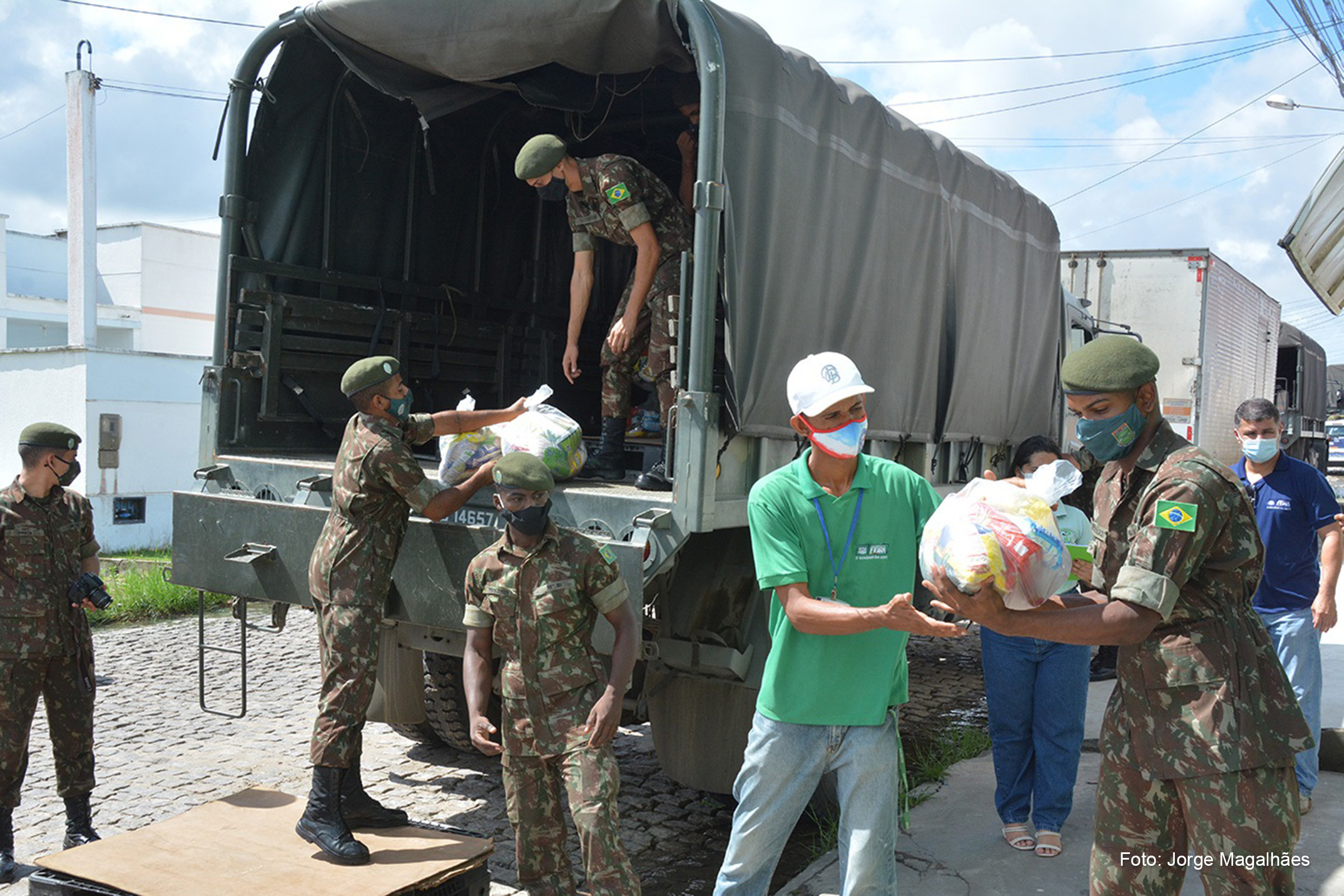 Alimentos foram distribuídos a moradores da Baraúnas, Queimadinha e Conceição, além do povoado de Morrinhos, no distrito de Jaguara, e Bonfim de Feira.