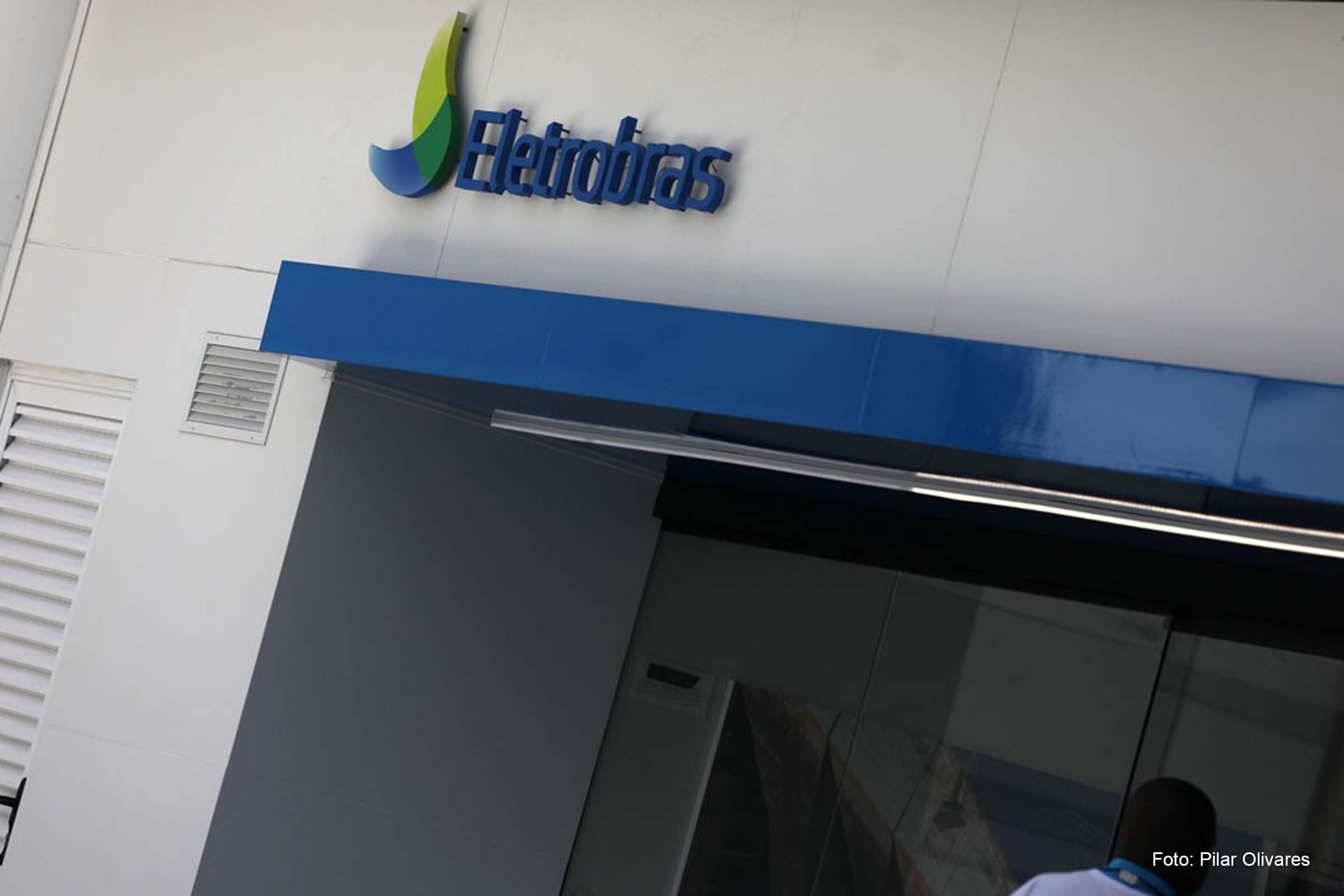 A Eletrobras é uma empresa brasileira de capital aberto que atua como uma holding, dividida em geração e transmissão, criada em 1962 inicialmente como uma Estatal, para coordenar todas as empresas do setor elétrico. No segmento de transmissão, a Eletrobras detém cerca de 40% das linhas do país.