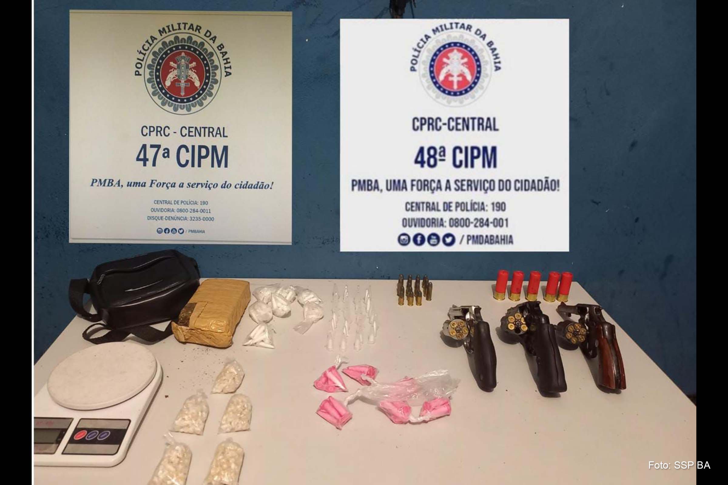 Além dos revólveres calibres 38 e 32, drogas e rádios comunicadores também foram localizados.