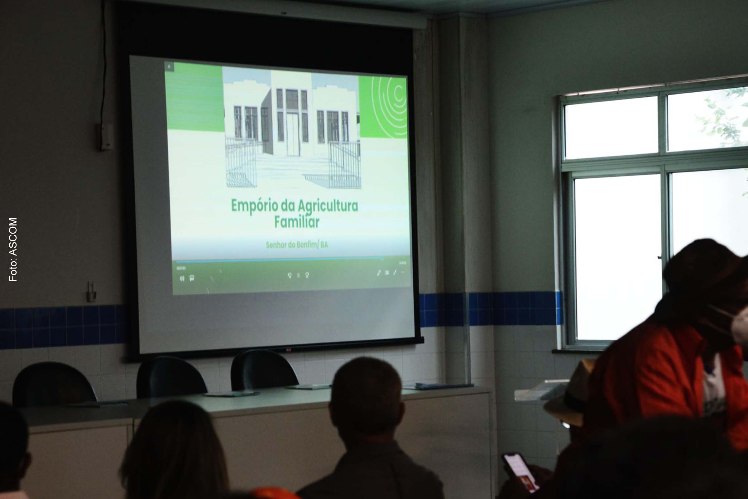 Estiveram presentes representantes de associações, cooperativas e grupos produtivos da agricultura familiar e lideranças comunitárias e políticas locais.