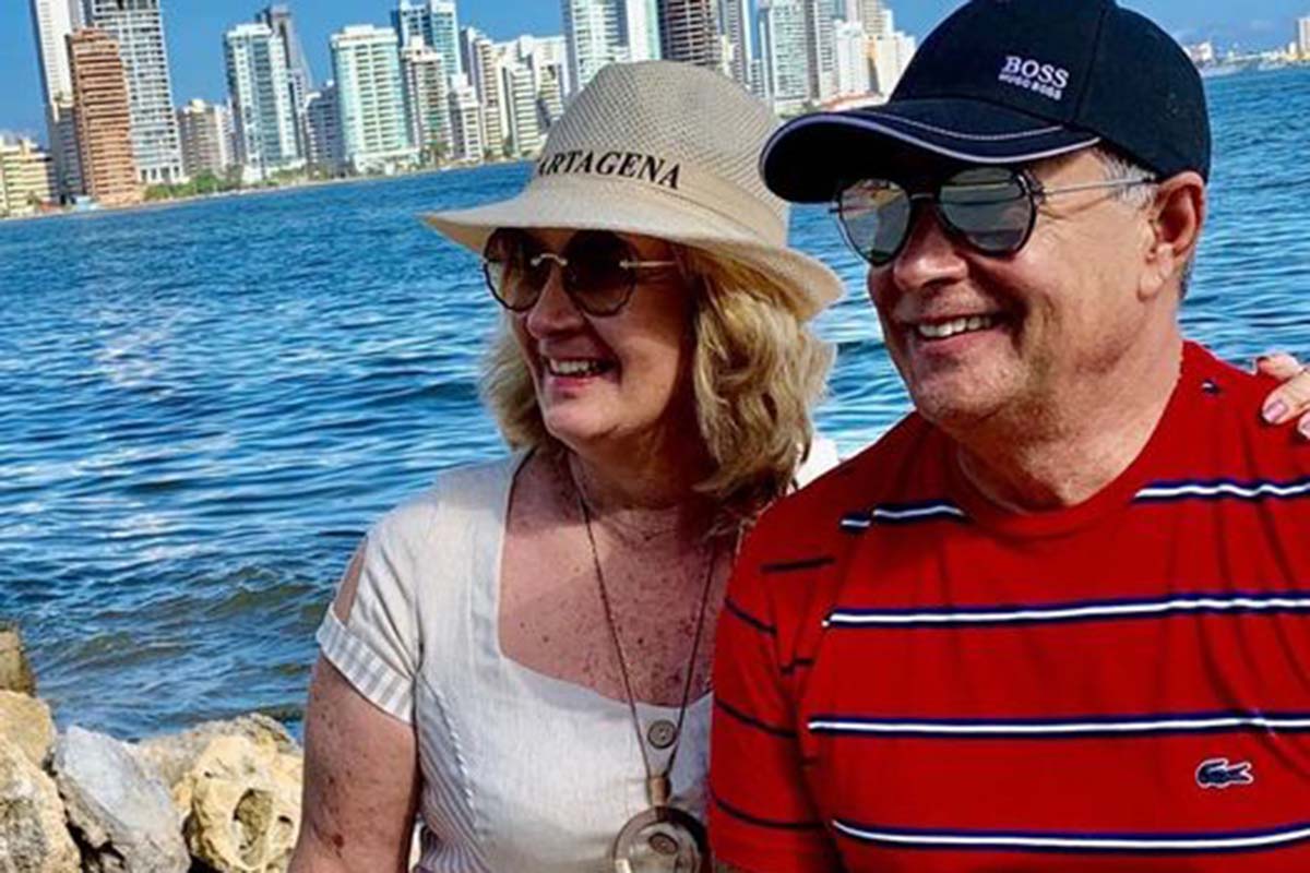 – O empresário e o professor Jodilton Souza e sua musa Sallye, num giro pelo mundo.