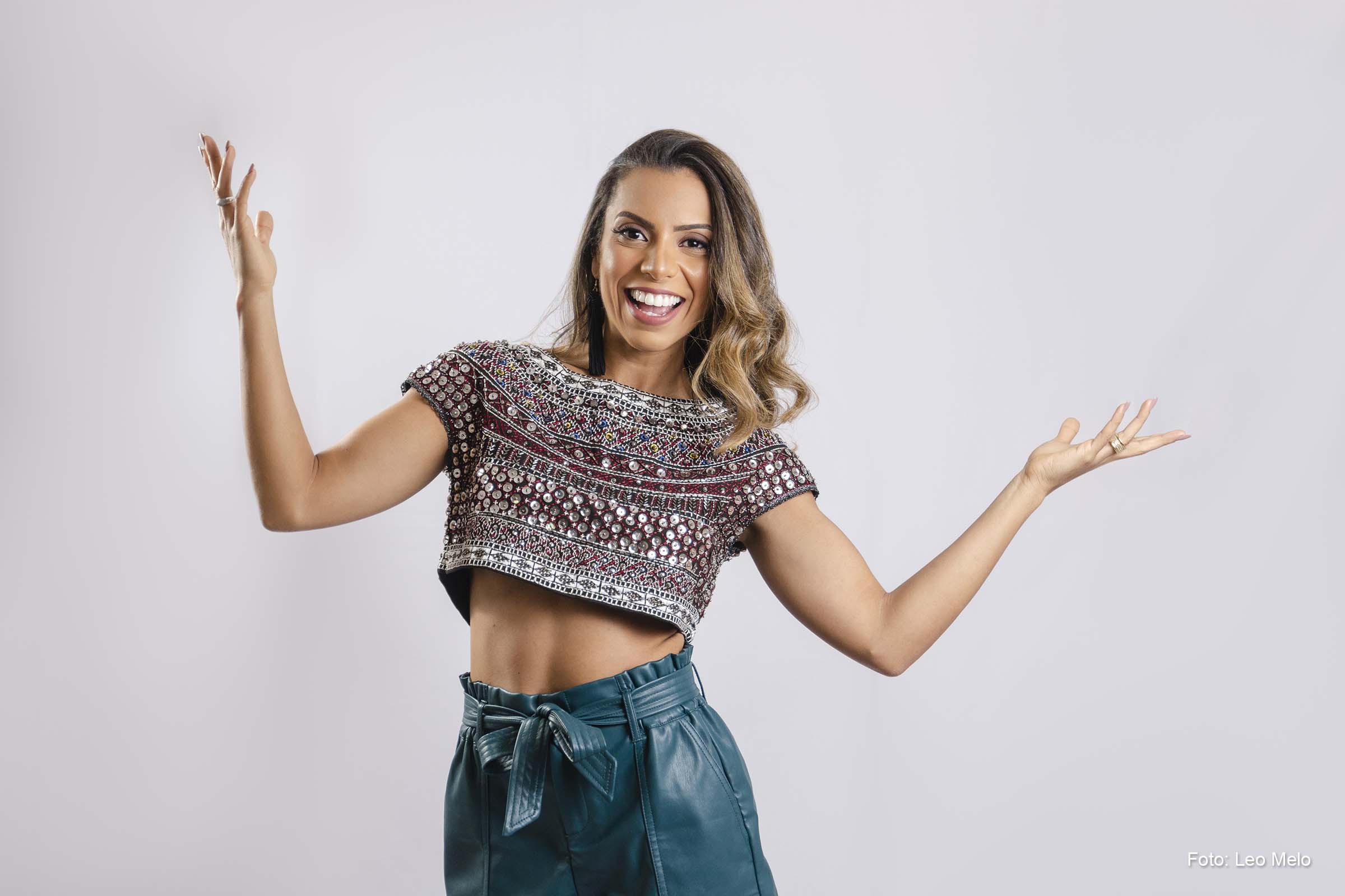 Com o objetivo de quebrar os padrões da moda e gerar inclusão, Kaline Rabelo, diretora de grife, aumenta público e ganha destaque na capital baiana.