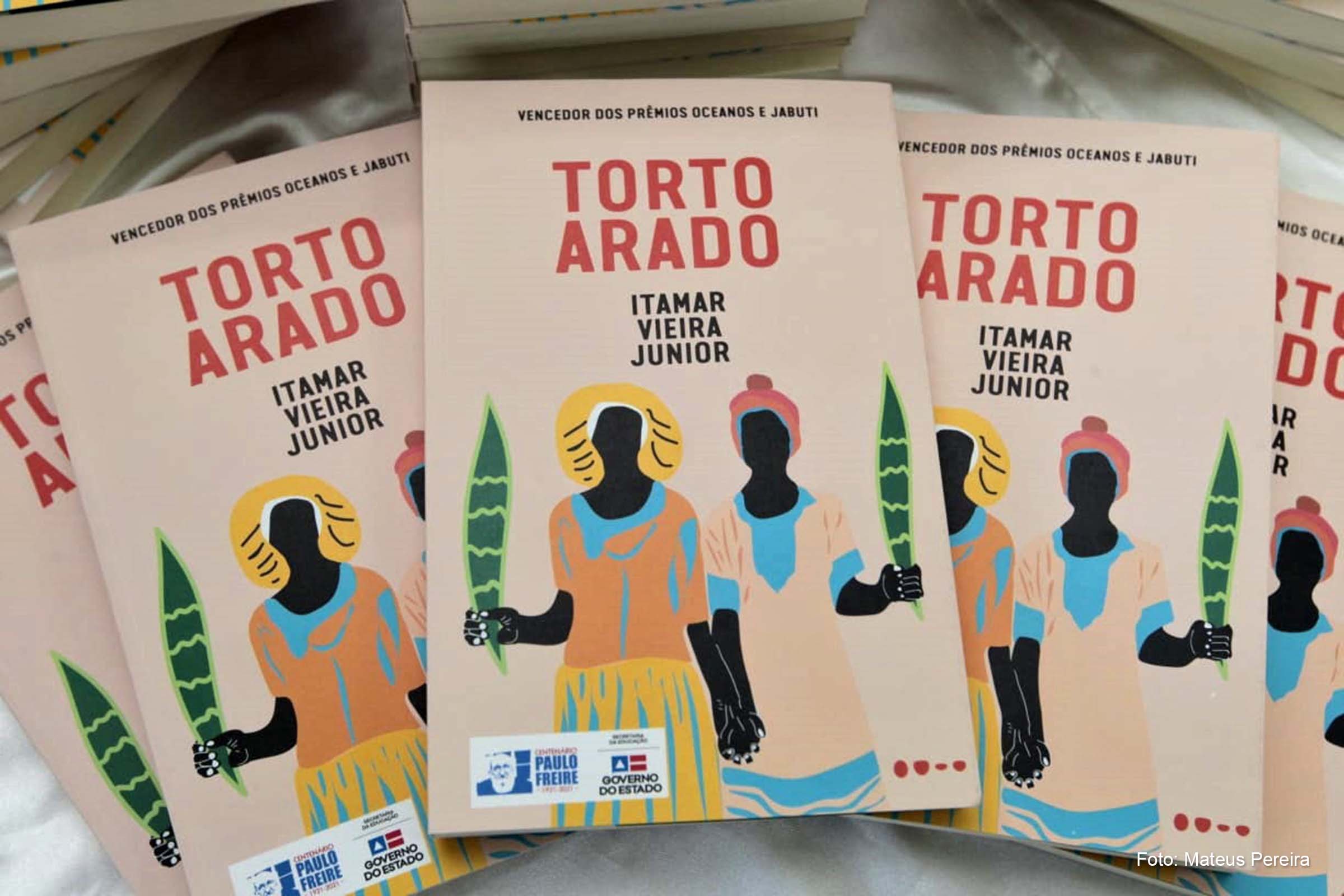 'Torto Arado' foi publicado pela editora Todavia, em 2019, e aborda temáticas como racismo e a escravidão no Brasil.