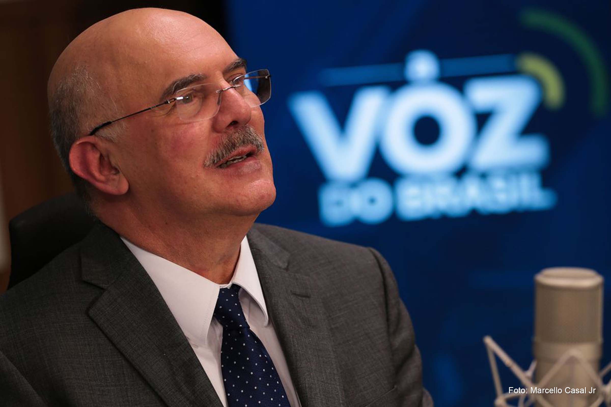 Em nota divulgada à imprensa após a divulgação do áudio, Milton Ribeiro disse não haver nenhum tipo de favorecimento na distribuição de verbas da pasta.