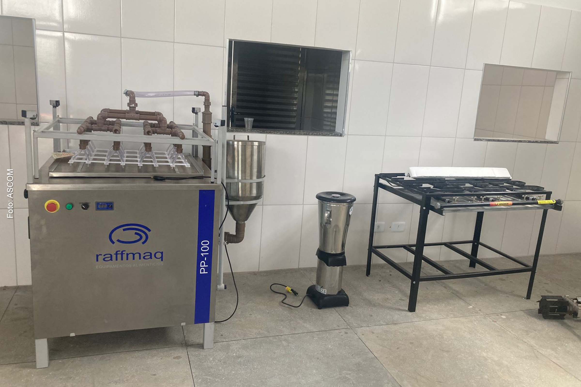 Forno e fogão industrial, câmara de controle de fermentação e pingadeira para biscoito são uma das novas máquinas dos agricultores de Caculé.