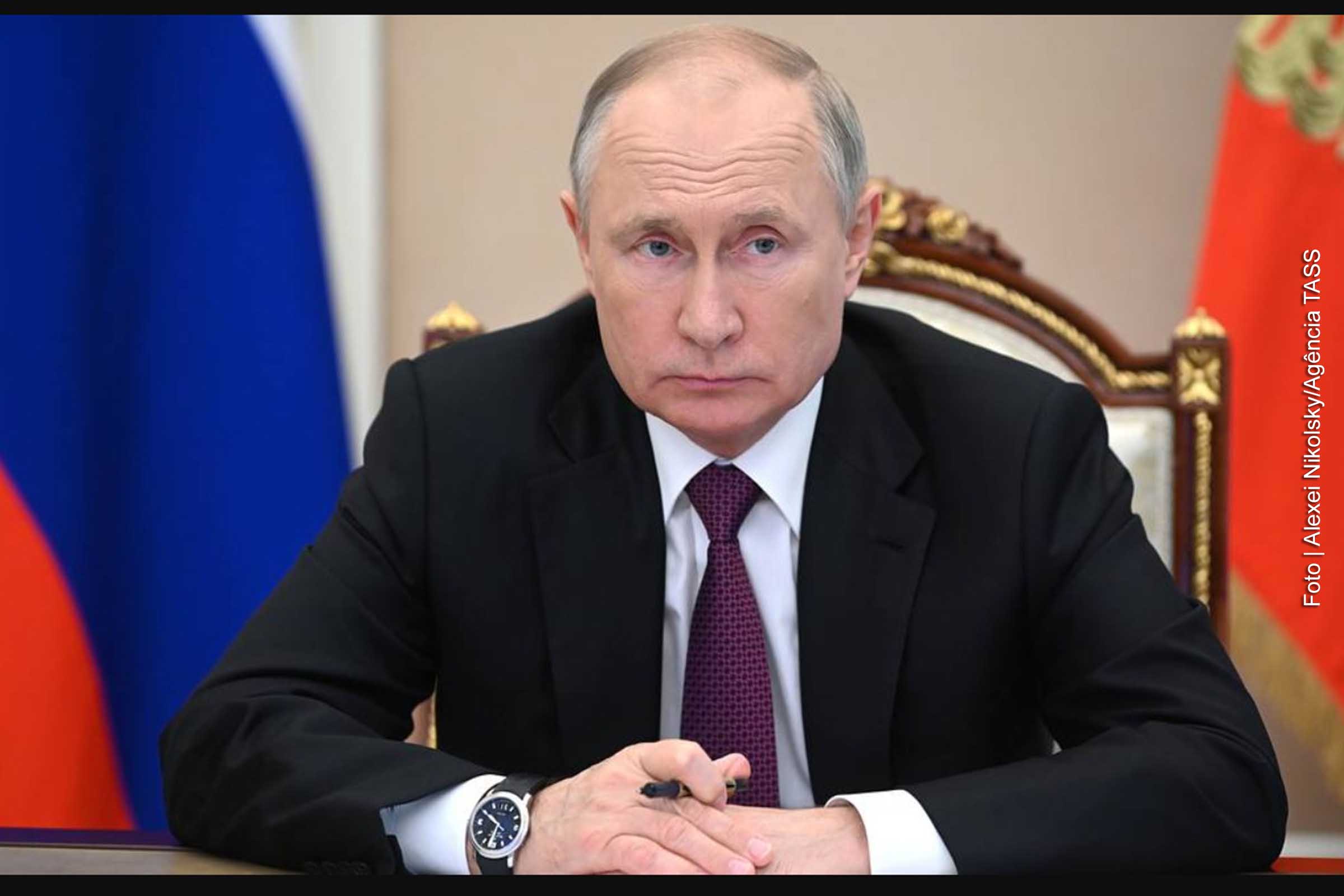 O artigo de Vladimir Putin, presidente da Rússia, publicado em 12 de julho de 2021 (segunda-feira), destaca a unidade de russos e ucranianos e a necessidade de os dois estados cooperarem. Ele observou que os laços espirituais, humanos e civilizados entre a Rússia e a Ucrânia se formaram por séculos e "têm as mesmas raízes, temperadas por testes, conquistas e vitórias comuns".