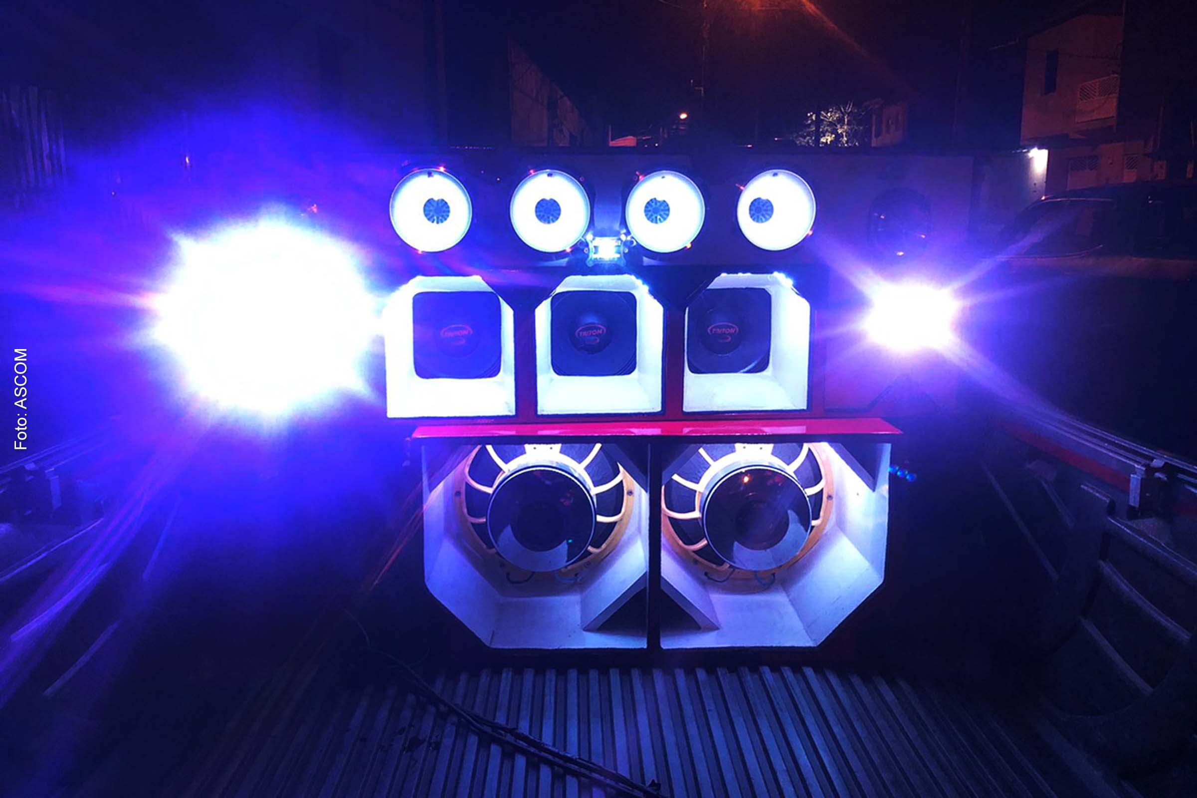 É considerado abuso o volume do som acima de 70 decibéis, de dia, e de 60 decibéis, à noite.