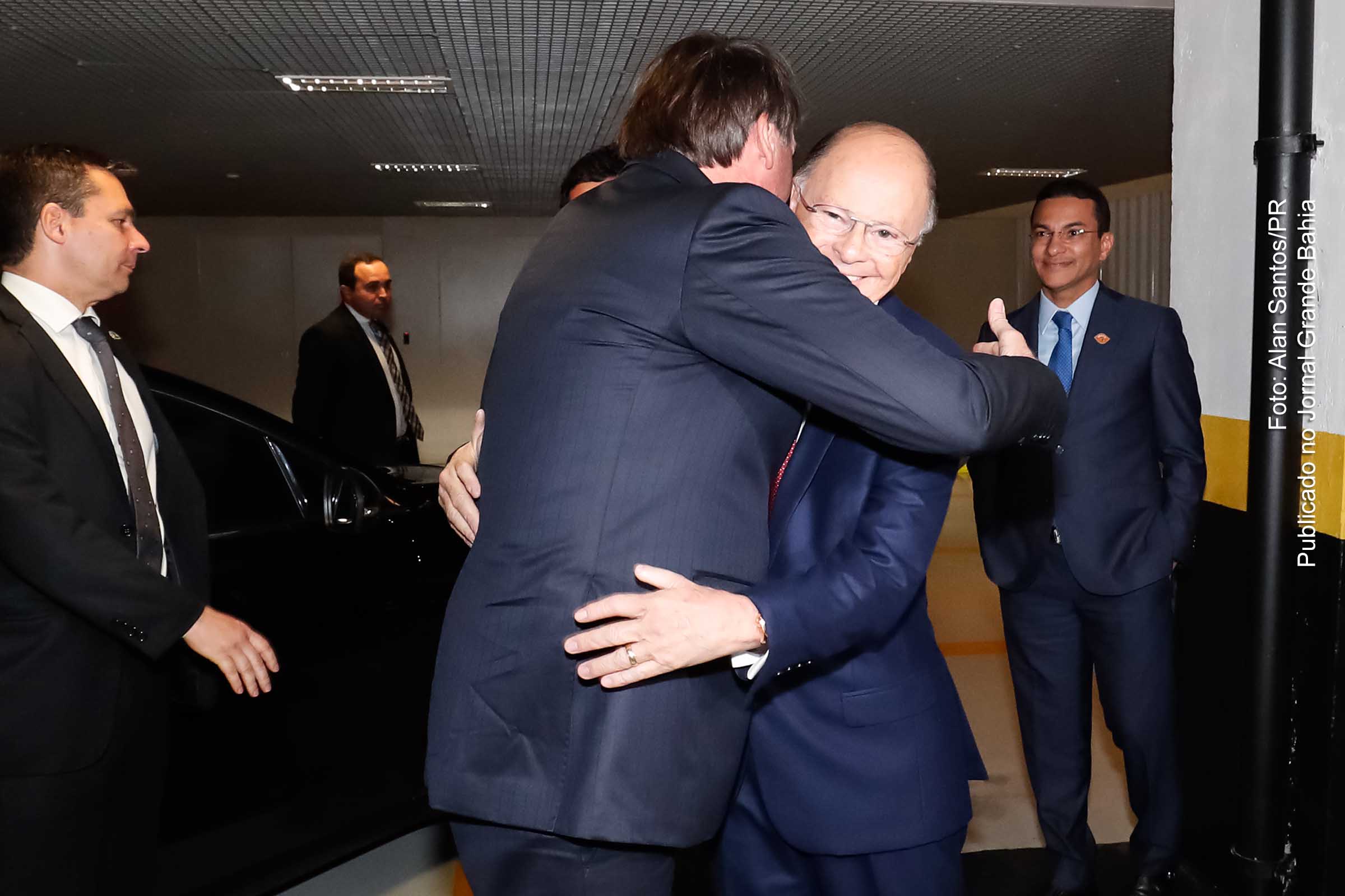 Presidente Jair Bolsonaro e o bispo Edir Macedo, dono da Igreja Universal e da Rede Record. Segundo a Universal, além da tentativa de instaurar o comunismo no Brasil, PT, Lula e a esquerda brasileira seriam contra o cristianismo e os valores conservadores.
