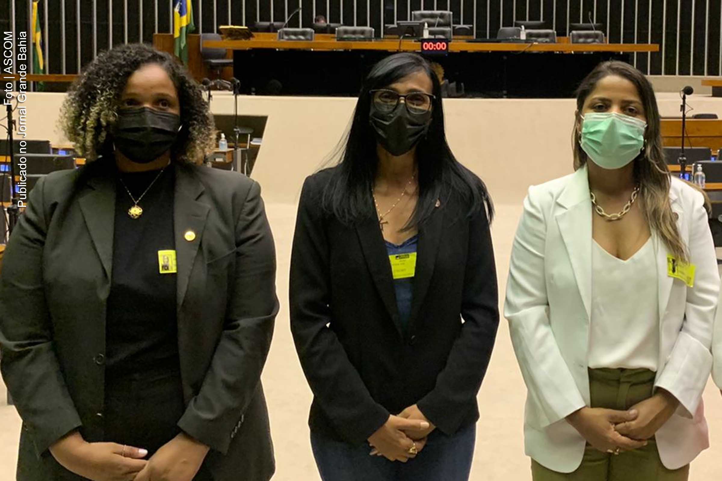 Presidente do Coren Bahia, Giszele Paixão (de branco), ao lado das conselheiras Kátia Gama (centro) e Josimari Xavier (esquerda), articularam apoio dos deputados em Brasília.