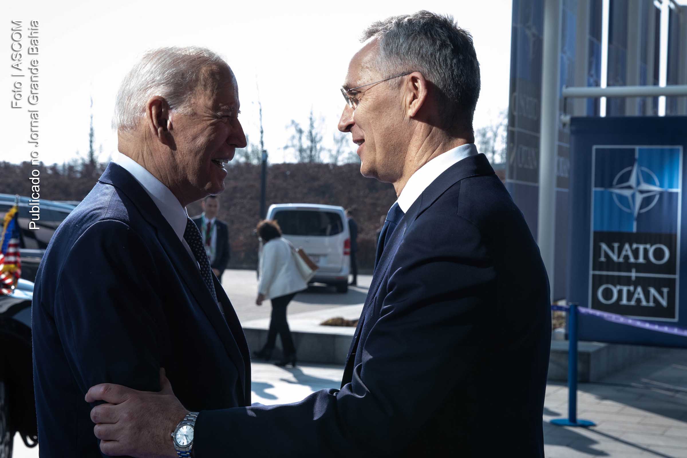 Presidente dos EUA, Joe Biden e Jens Stoltenberg, secretário-geral da OTAN. Jornal aponta que sanções irão paralisar cadeias produtivas e aumentar a pobreza. “Os EUA pensam que sancionaram a Rússia e seus bancos, mas sancionaram o mundo”, adverte especialista. Brasil segue indefeso.