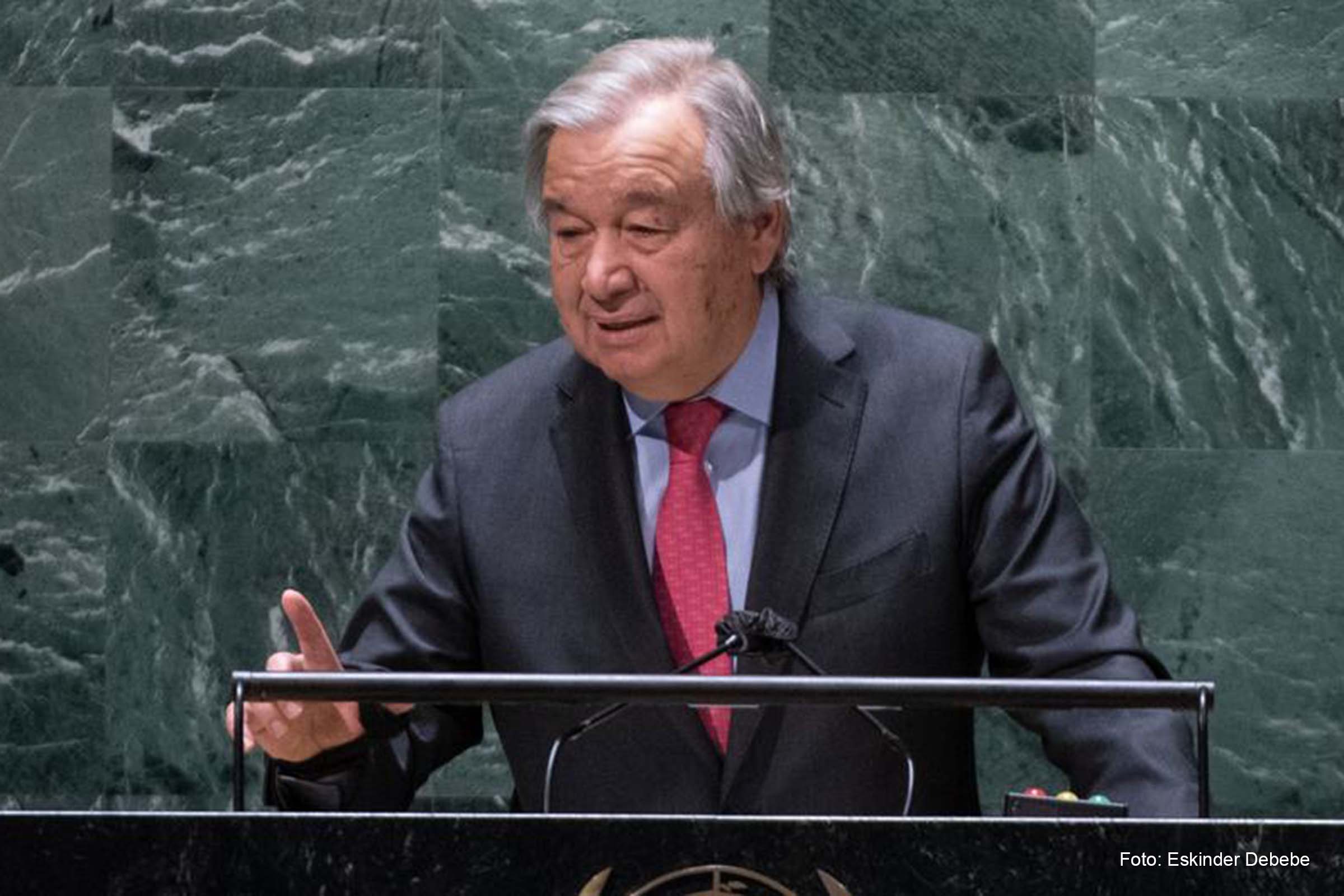 Em evento promovido pela revista The Economist, António Guterres disse ser “loucura” a corrida por substituir combustíveis da Rússia por outras fontes fósseis.