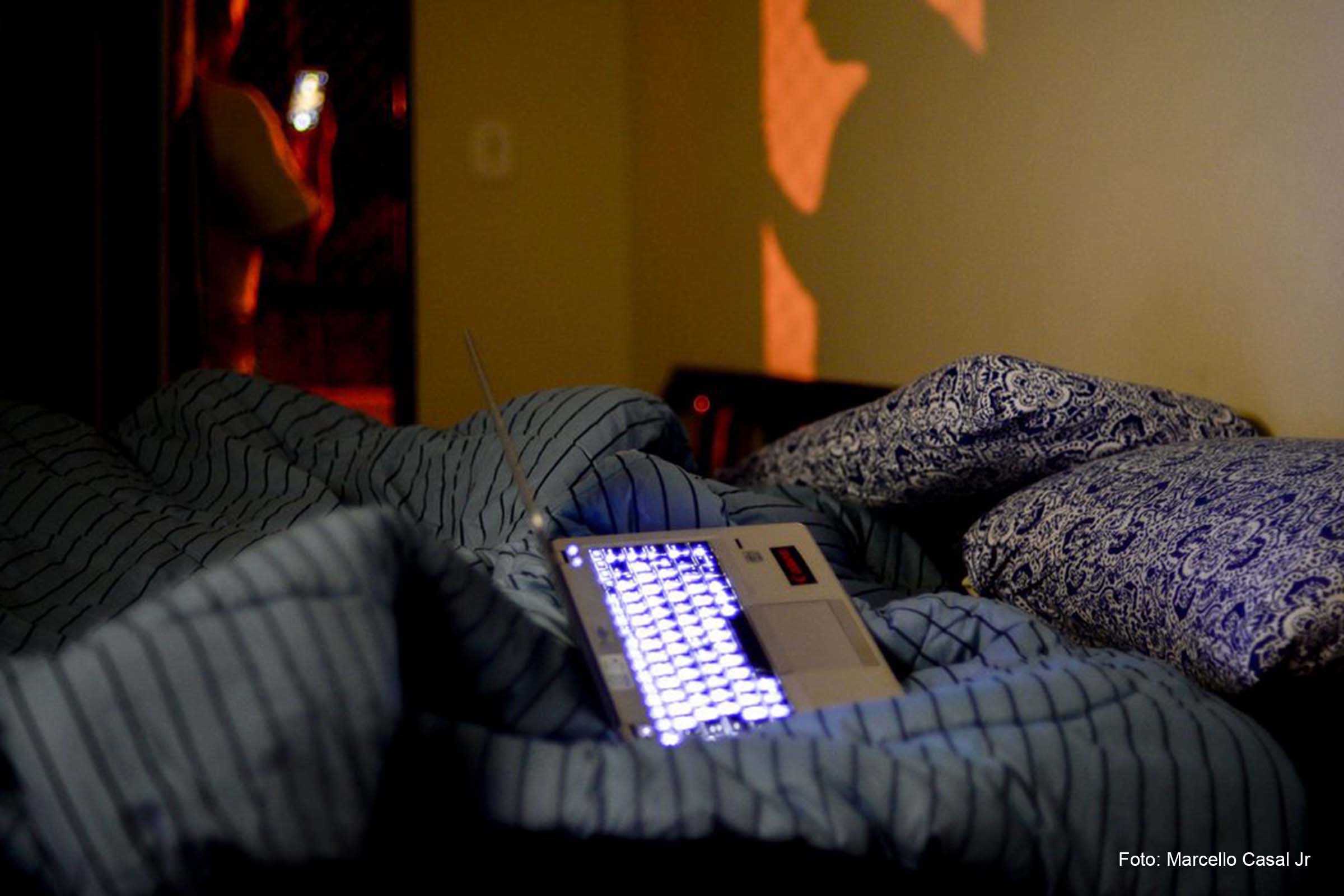 Hábitos aparentemente inofensivos do cotidiano, como mexer no celular ou ver televisão na hora de dormir, contribuem para roubar preciosas horas de sono e prejudicar a saúde.