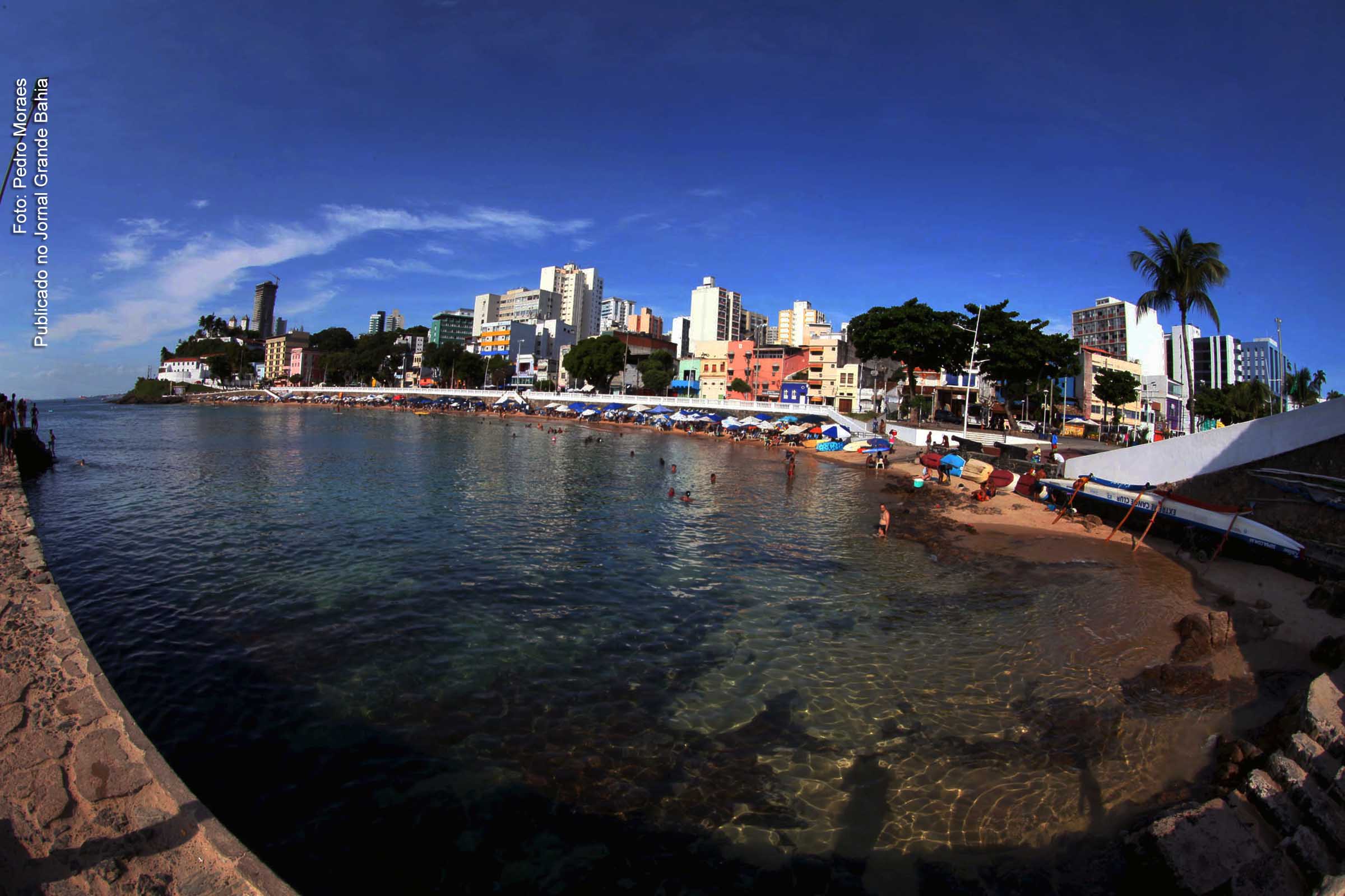 Vista da praia do Porto da Barra em Salvador.