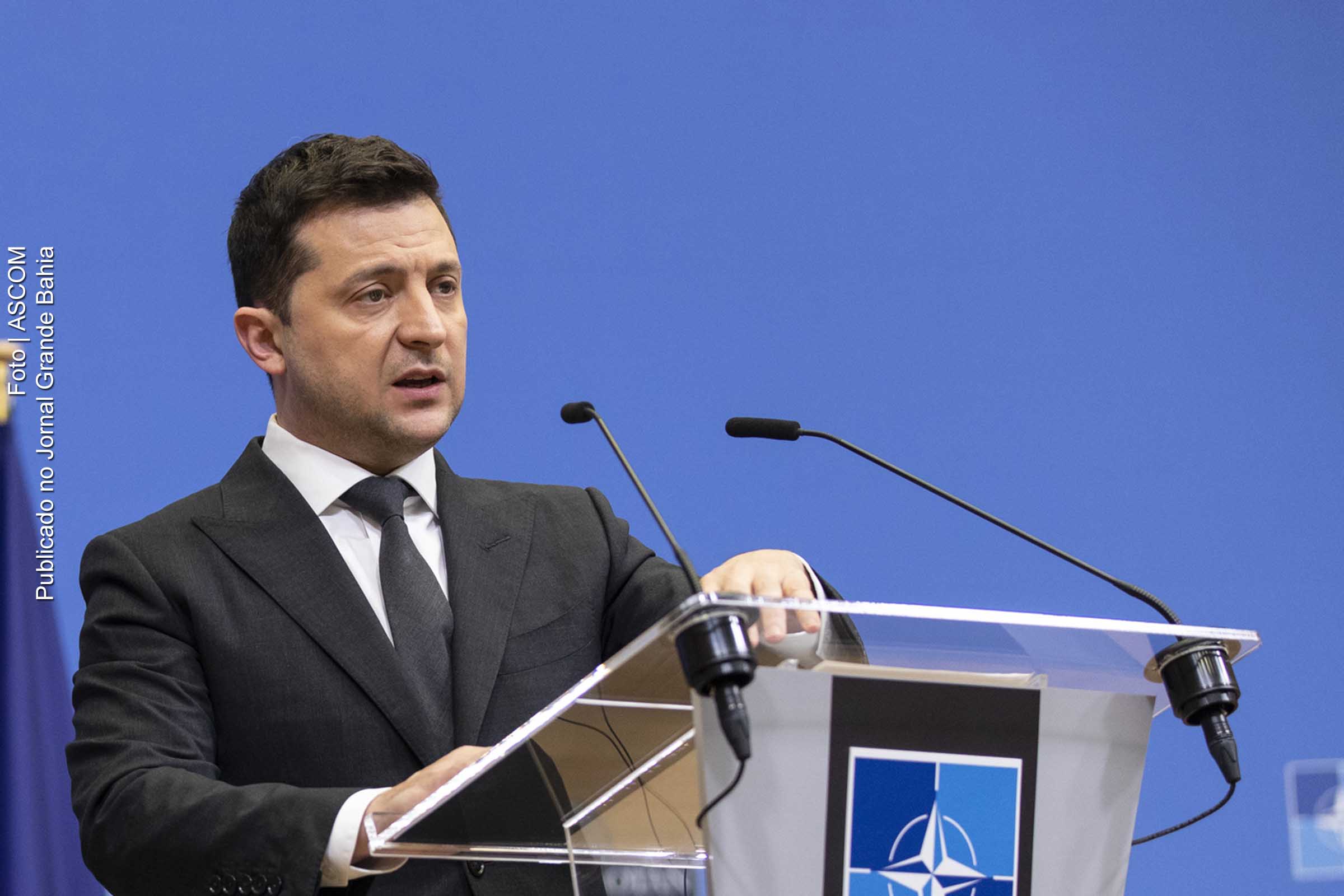 Sobre a possibilidade da Ucrânia reconhecer a Crimeia como parte da Rússia e a independência de duas autoproclamadas Repúblicas Populares, Vladimir Zelensky destacou que "é mais difícil do que simplesmente reconhecê-las".