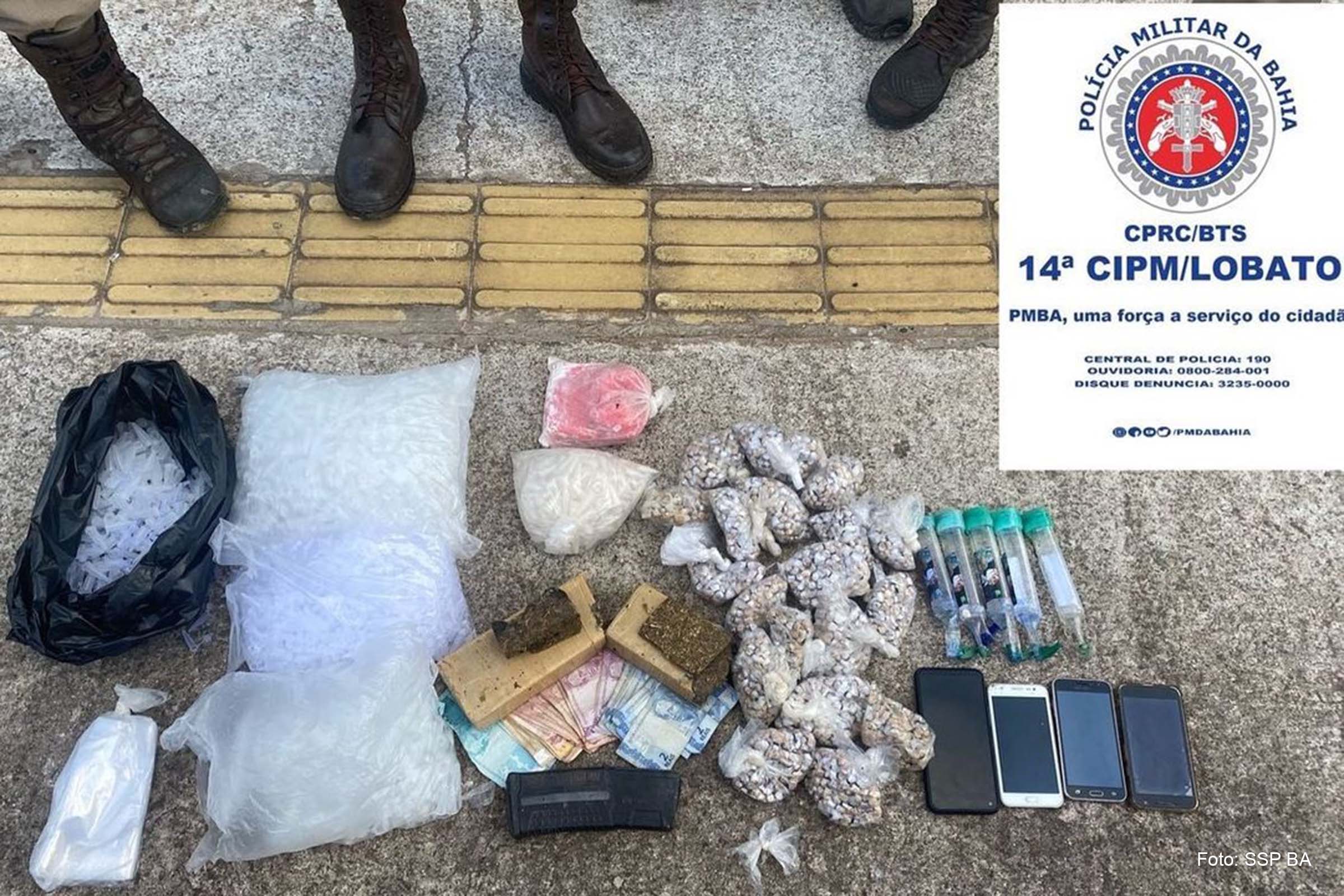 Um traficante foi conduzido para a Delegacia, após ser encontrado no local com três sacolas de drogas.