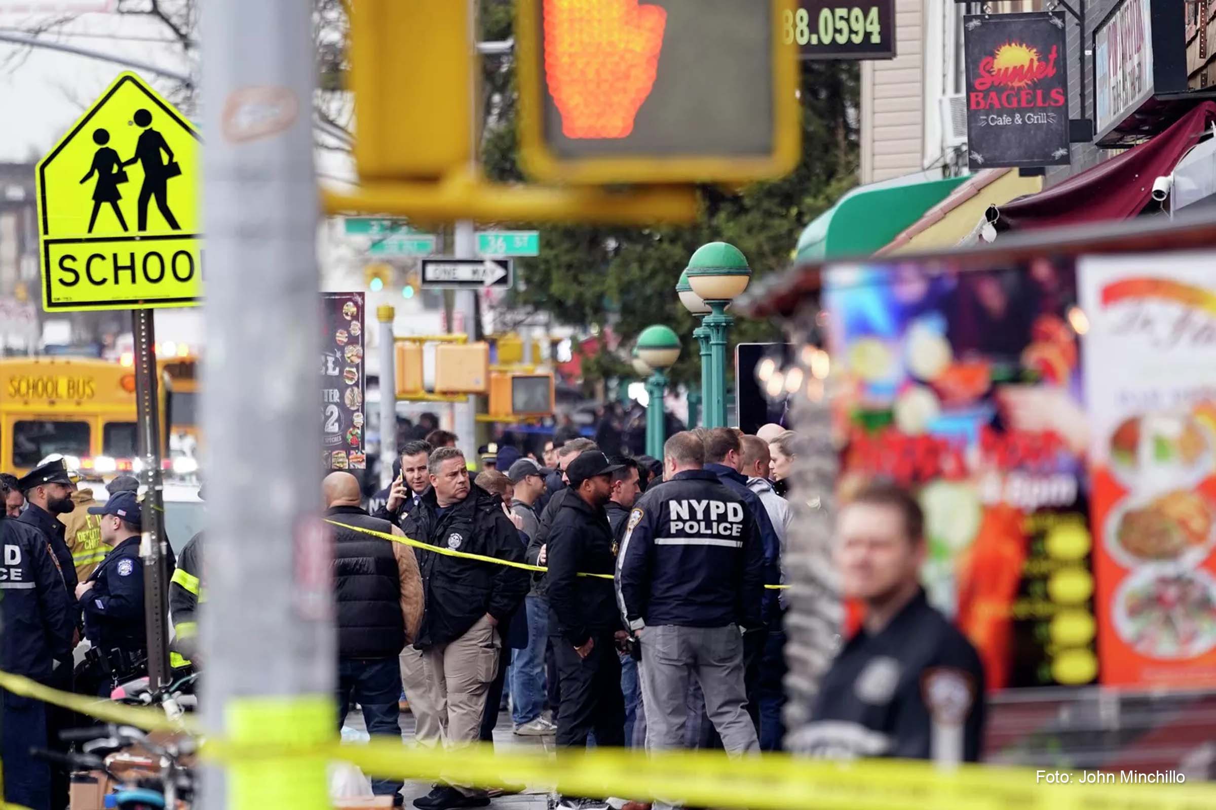 Estados Unidos: 5 pessoas são baleadas e cerca de 16 ficam feridas após ataque em metrô no Brooklyn