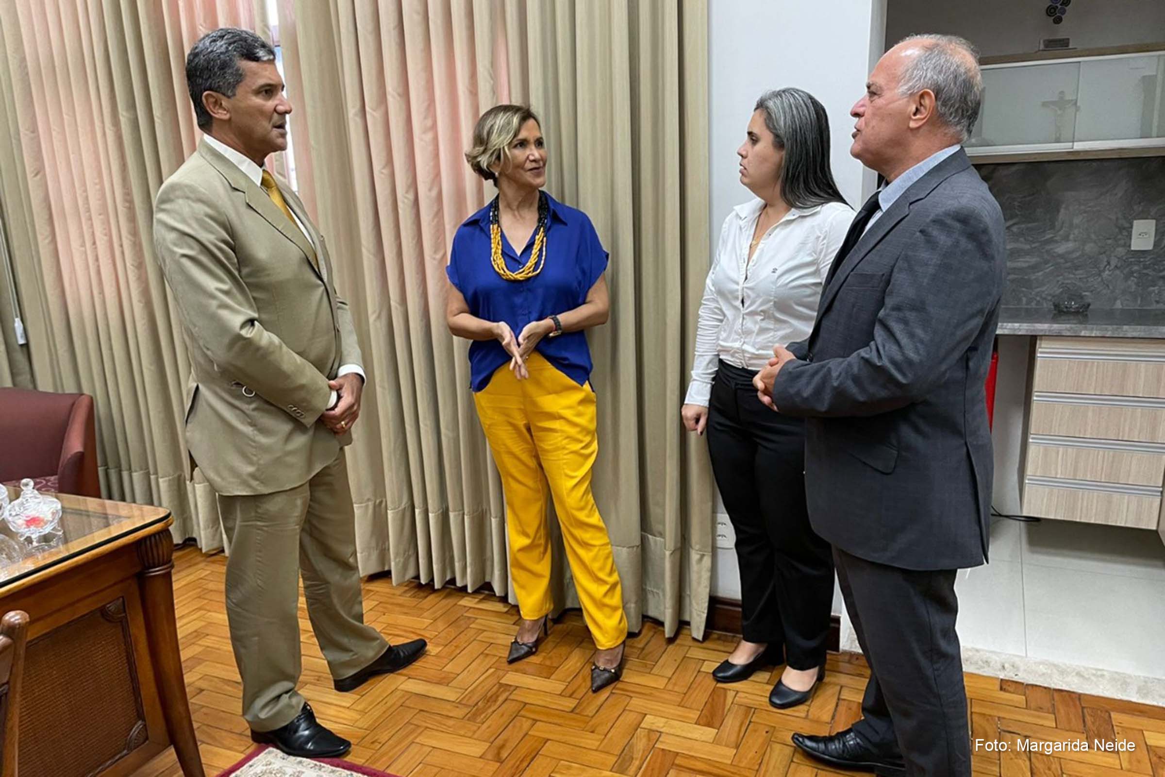 CEJVA apresenta à AMAB projeto que visa levar para as escolas públicas da Bahia mensagens da cultura de paz