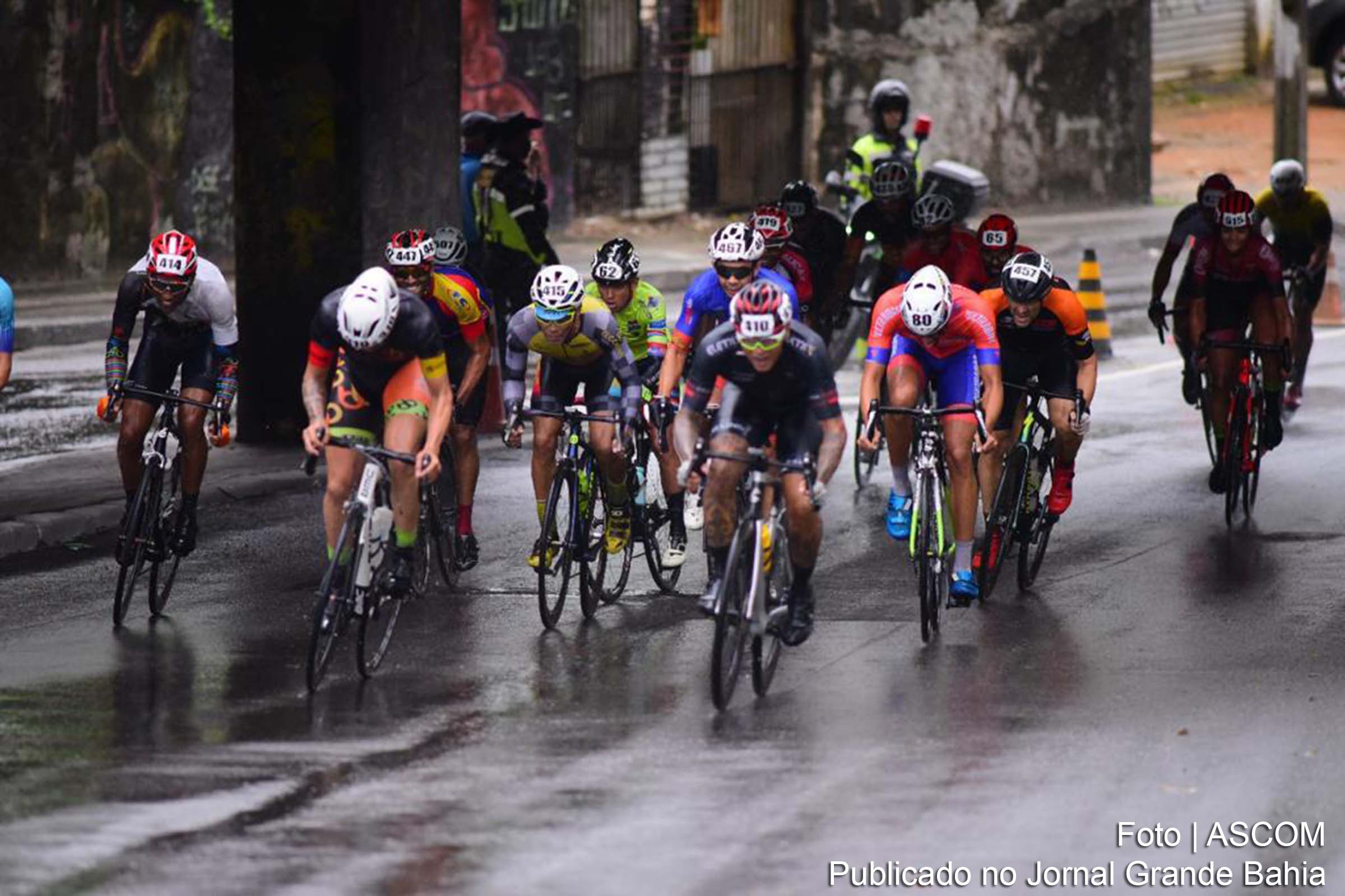 Mais de 200 ciclistas participaram da prova pelas ruas de Salvador.
