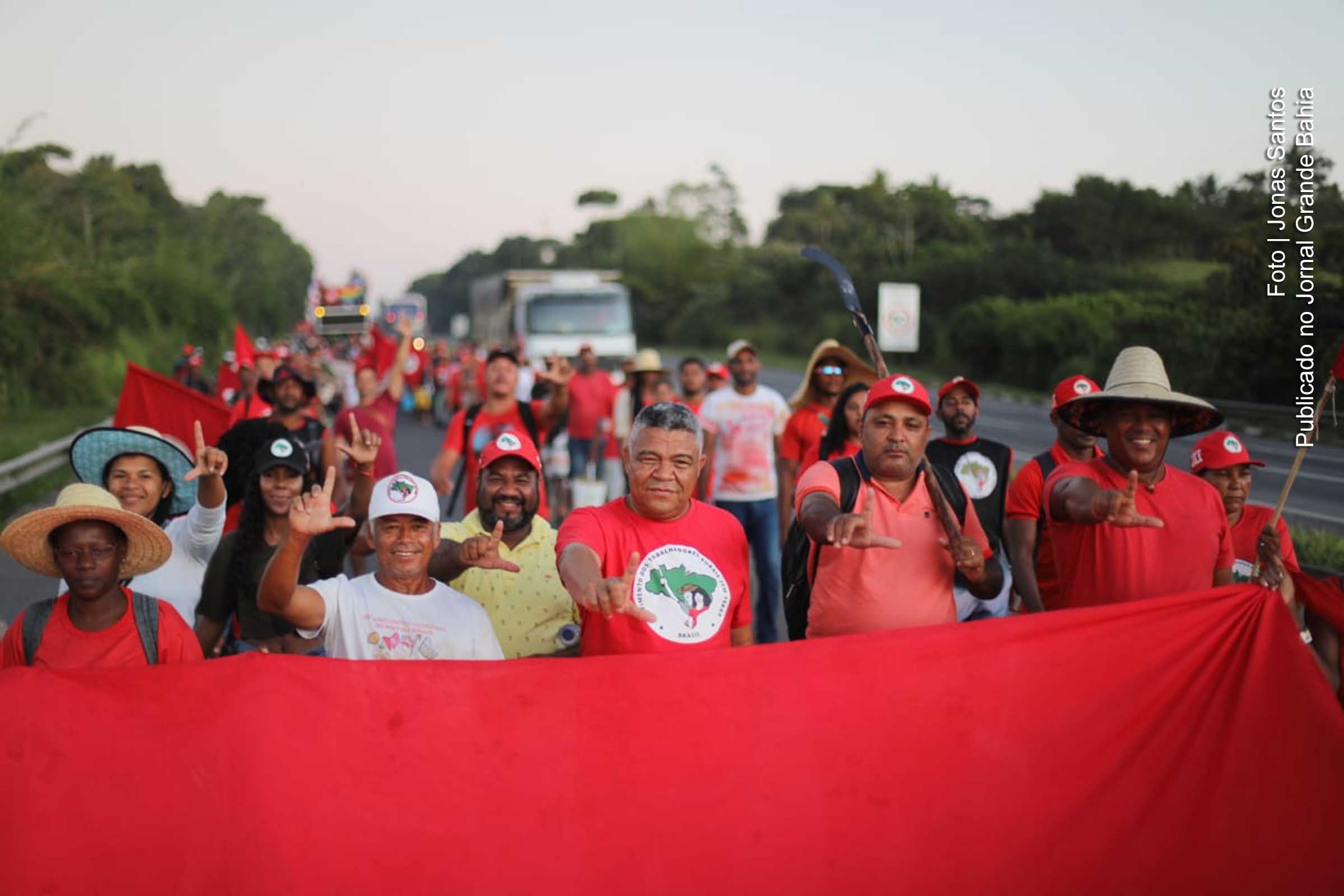 Deputado Valmir Assunção (PT, Bahia) participa da Marcha do MST referente ao Abril Vermelho.