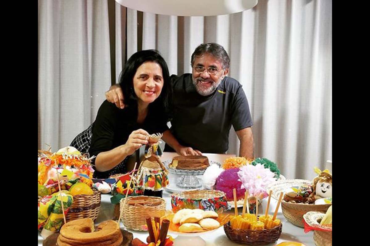 O médico Deraldo Cerqueira e Lucia, socialmente.