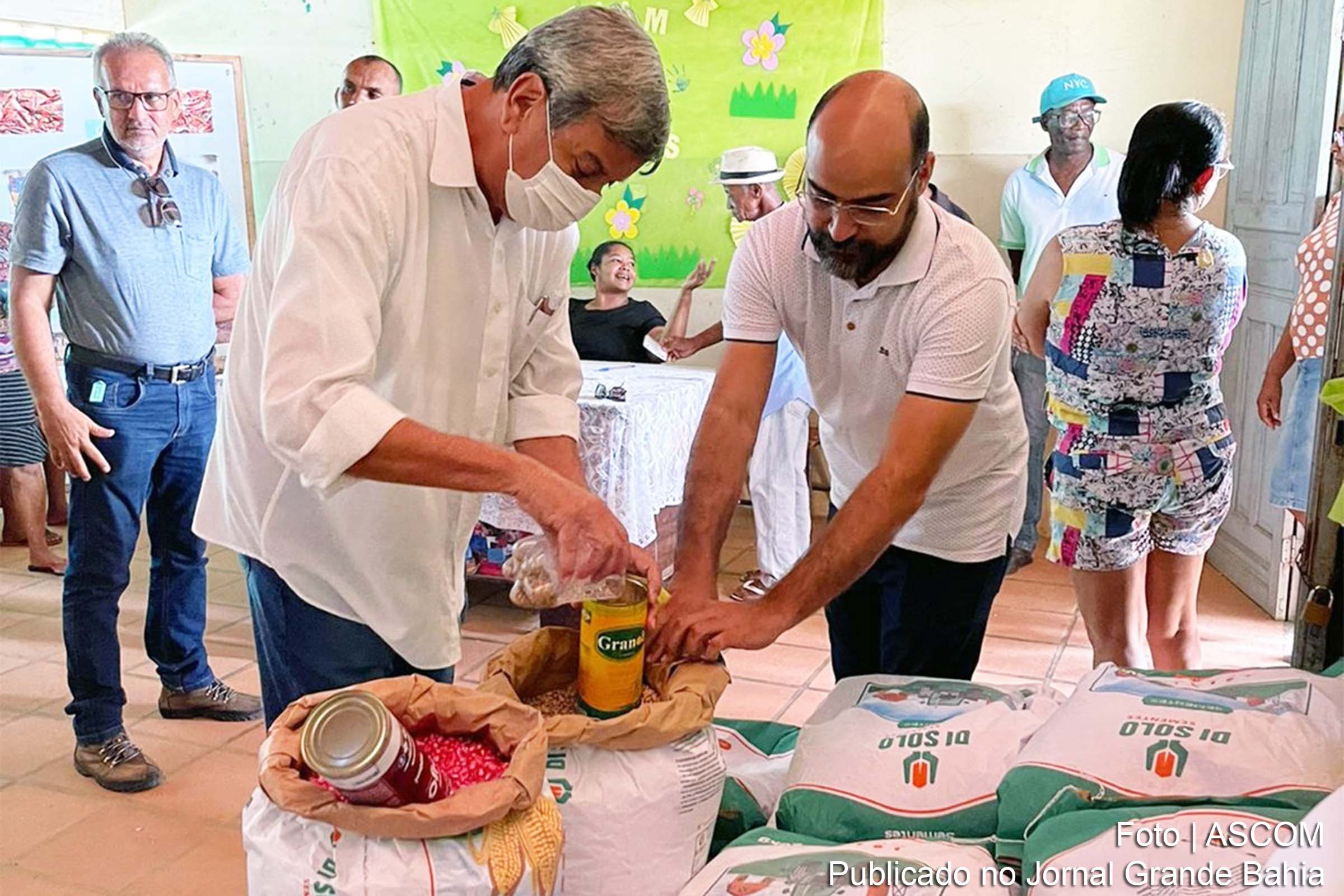 O prefeito Colbert Filho e o secretário de Agricultura, Pedro Américo, acompanharam a entrega.