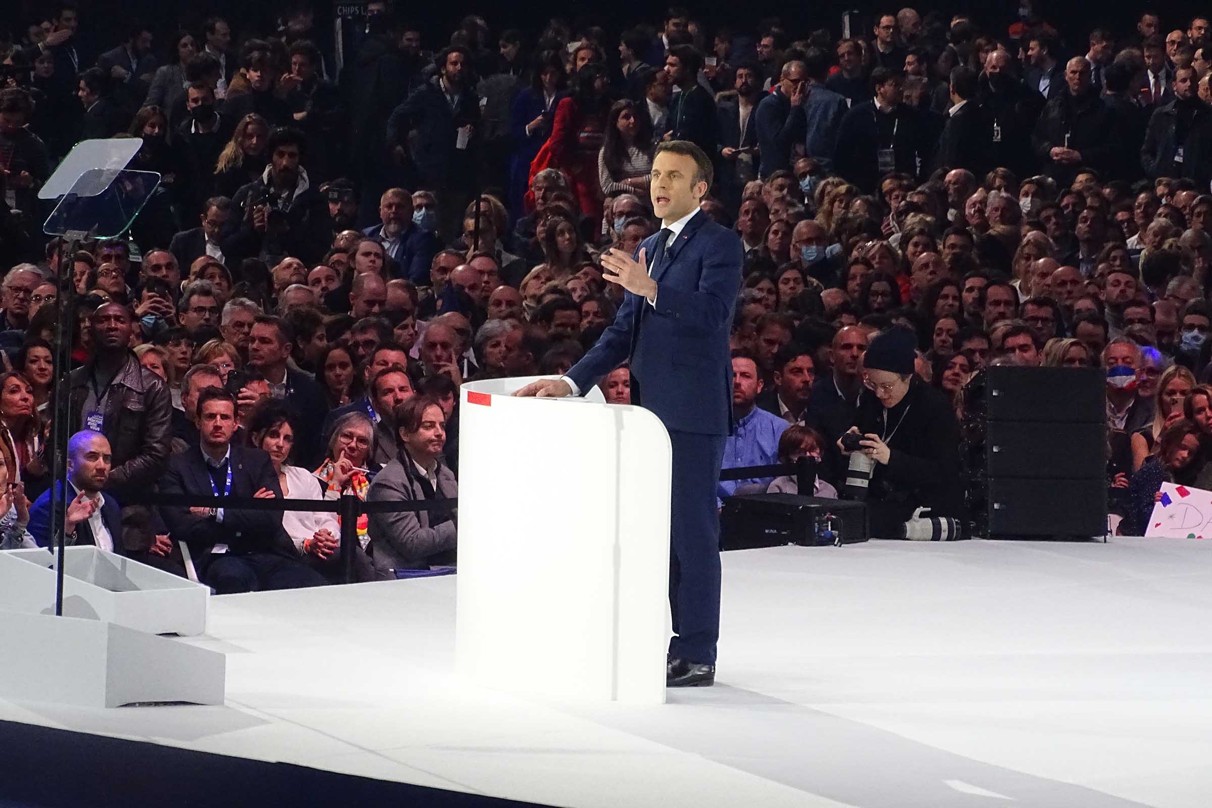 Reeleito à presidência da França, Emmanuel Macron (República em Marcha) agradece votos em discurso diante da Torre Eiffel neste domingo (24/04/2022).