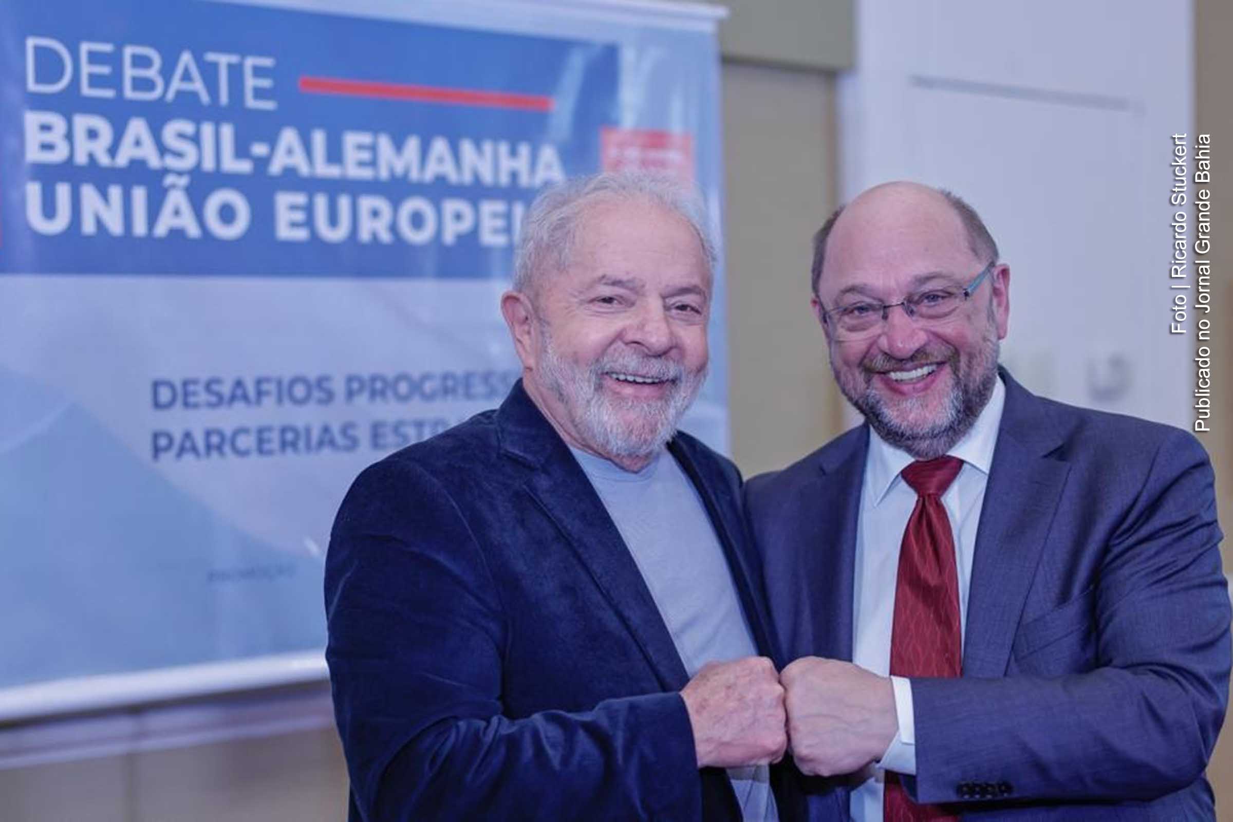 Para Luiz Inácio Lula da Silva, todos os principais atores envolvidos no contexto Rússia-Ucrânia erraram. Entretanto, chama atenção para bloqueios – principalmente os realizados pelos EUA a Moscou – que prejudicam diversos países. (Na imagem, o ex-presidente Lula e Martin Schulz, presidente da Friedrich-Ebert-Stiftung)