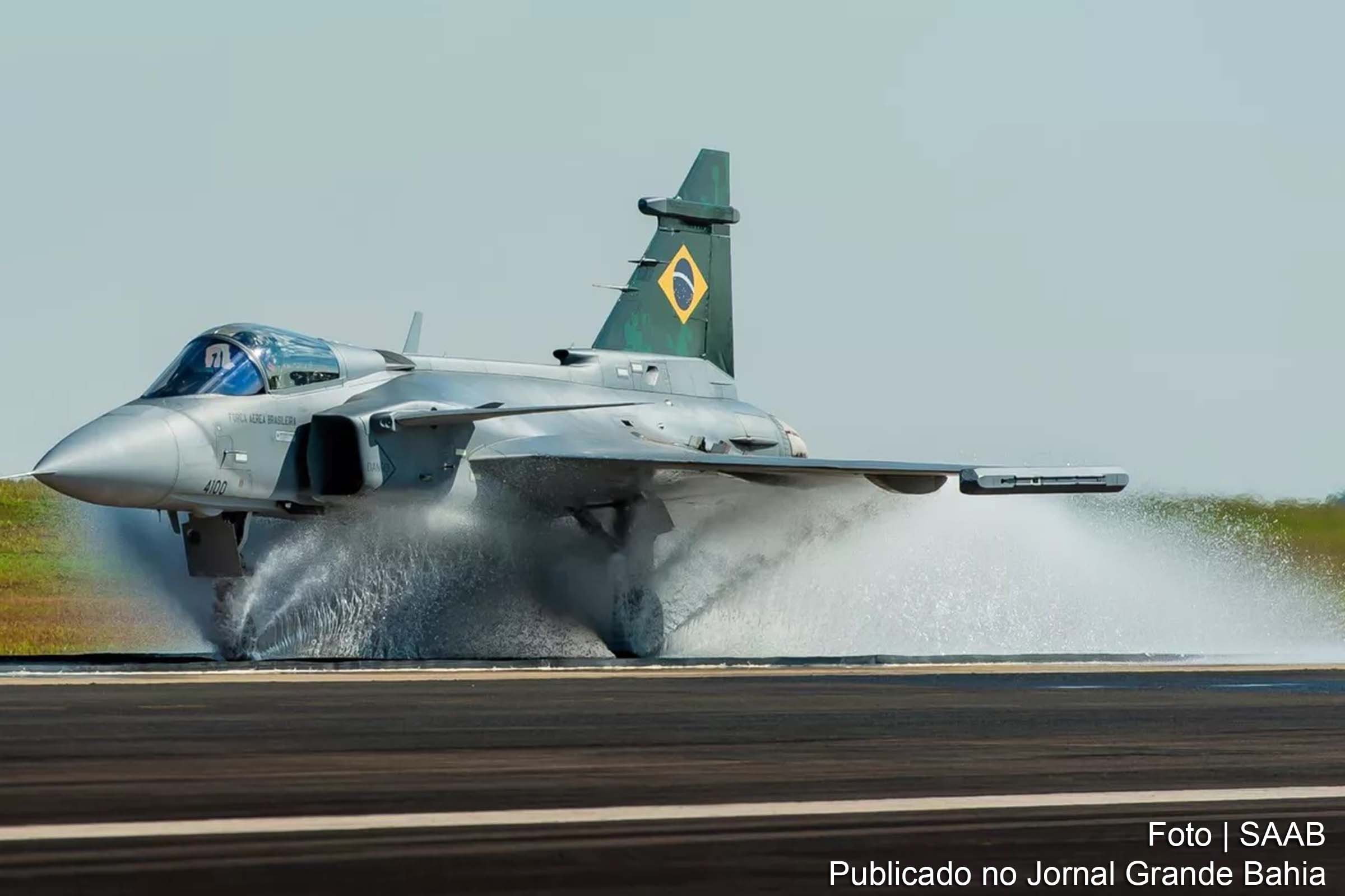 As aeronaves surgiram com a pintura definitiva cinza da base em que permanecerão em Anápolis, em Goiás.