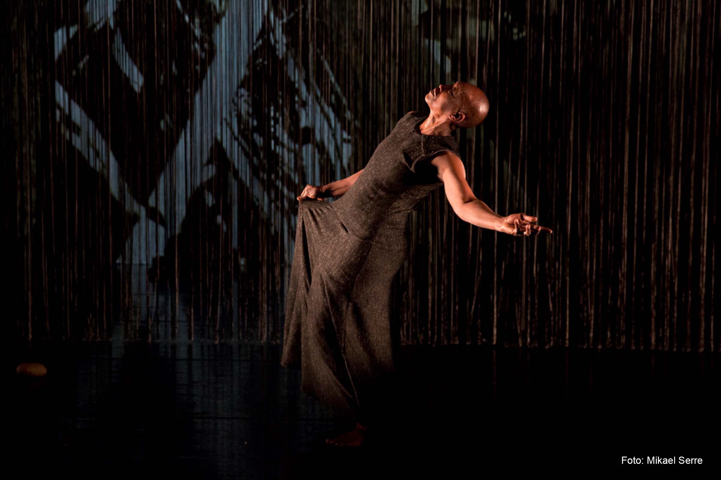 Germaine Acogny protagoniza o espetáculo 'Somewhere at the Beginning' na abertura do Festival.