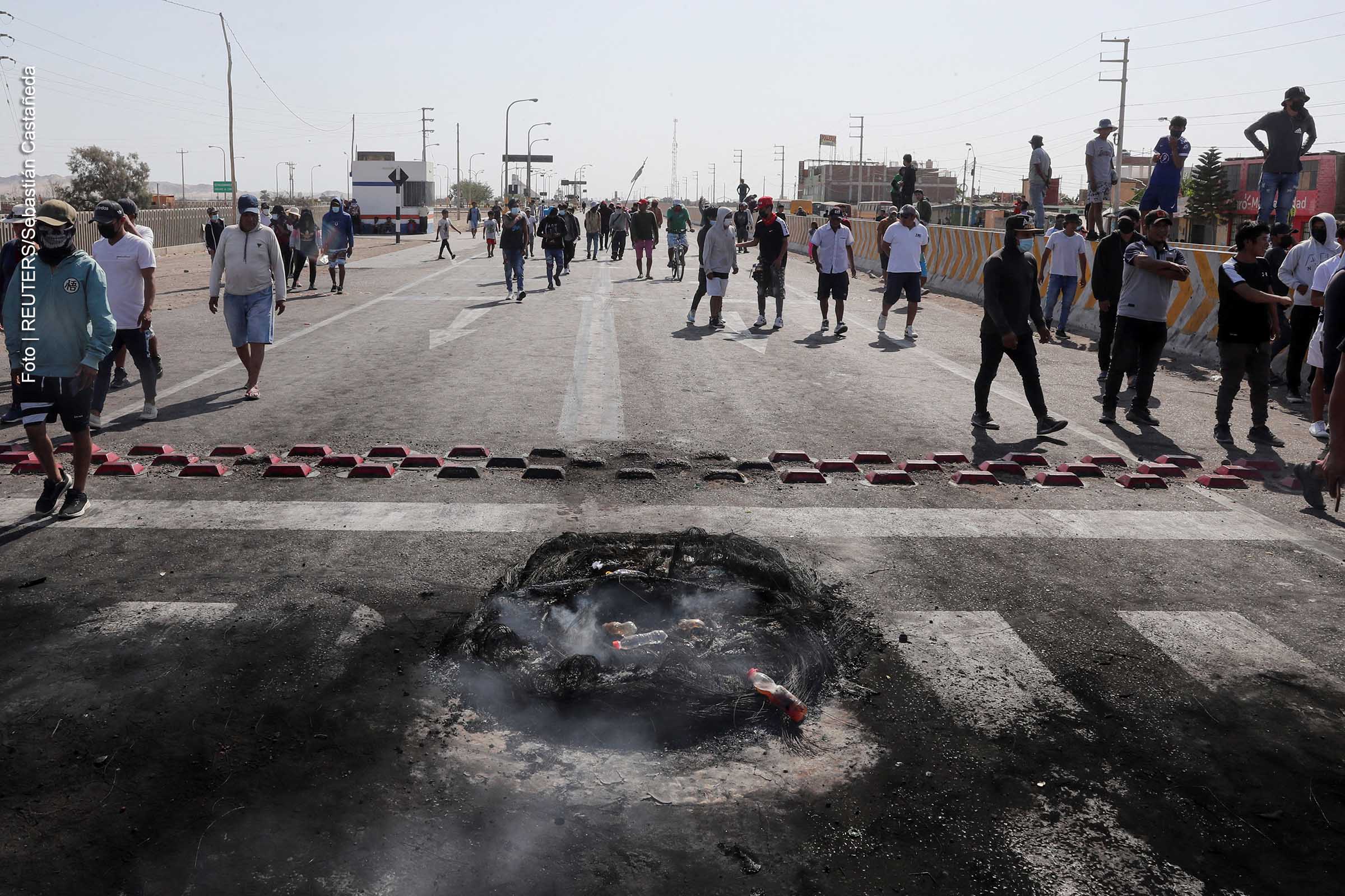 Manifestantes bloqueiam rodovia em Lima, capital do Peru.