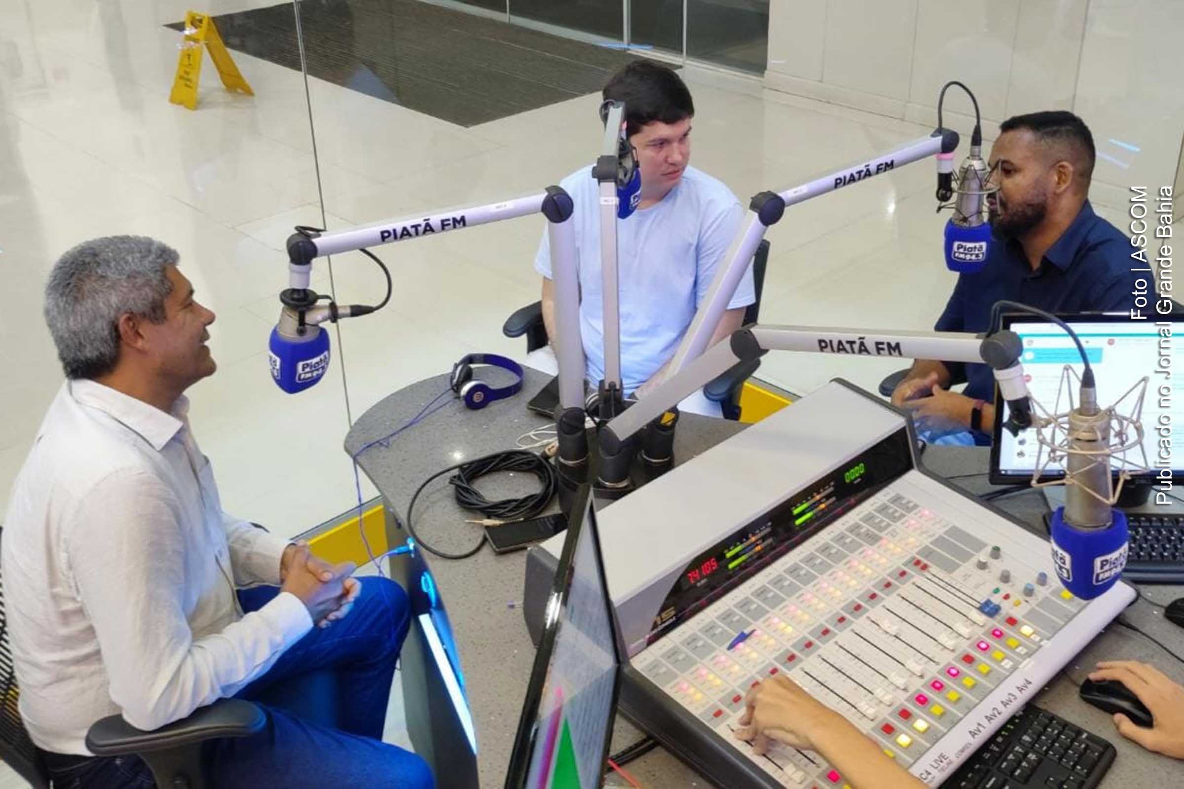 Jerônimo Rodrigues diz que ACM Neto deve assumir que é bolsonarista raiz. Enquanto presidente do DEM, o partido dele votou com o governo do extremista de direita e ele rompeu como o deputado Rodrigo Maia por conta disso.