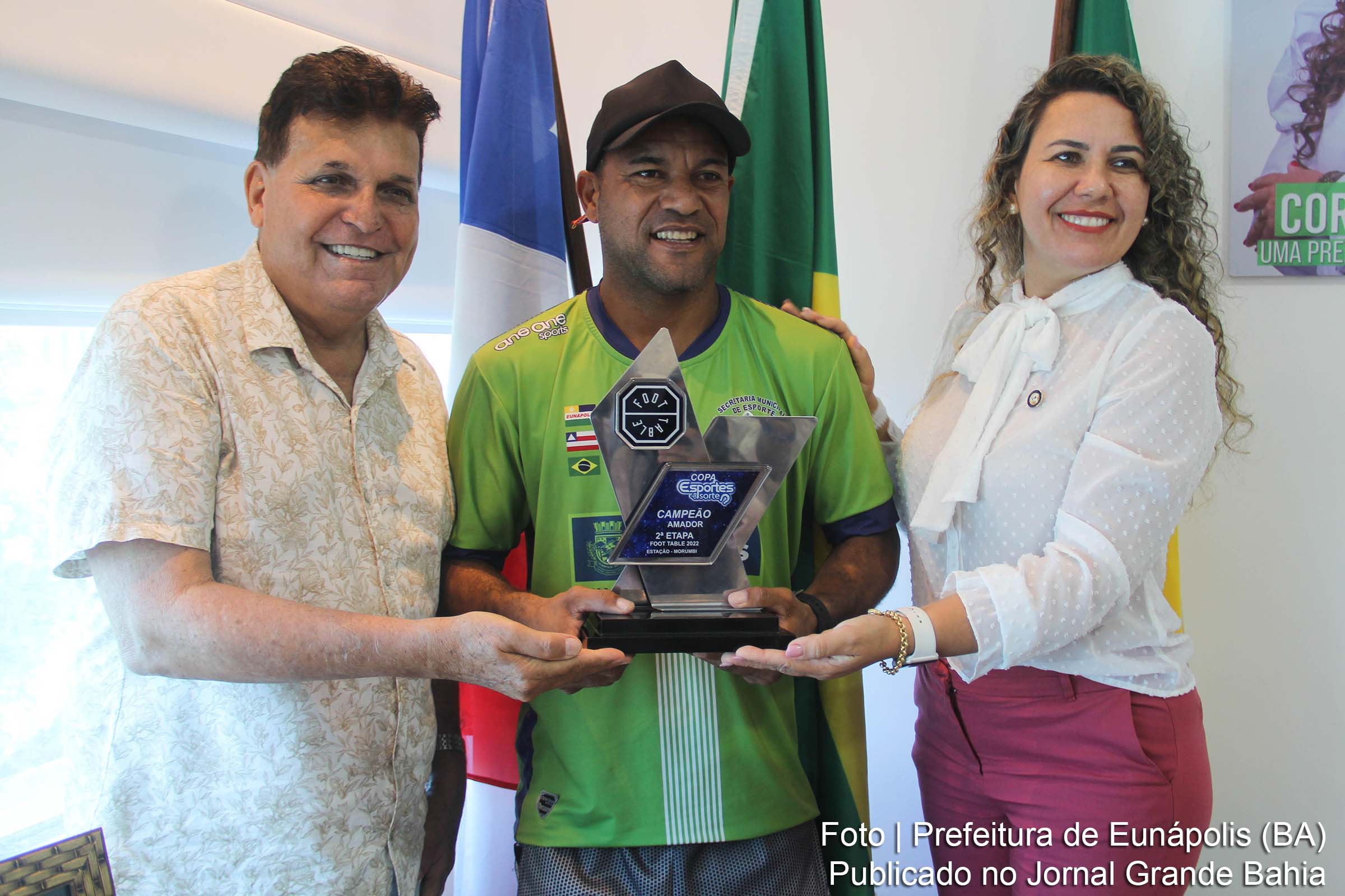 Campeão brasileiro de futmesa é recebido pela prefeita de Eunápolis